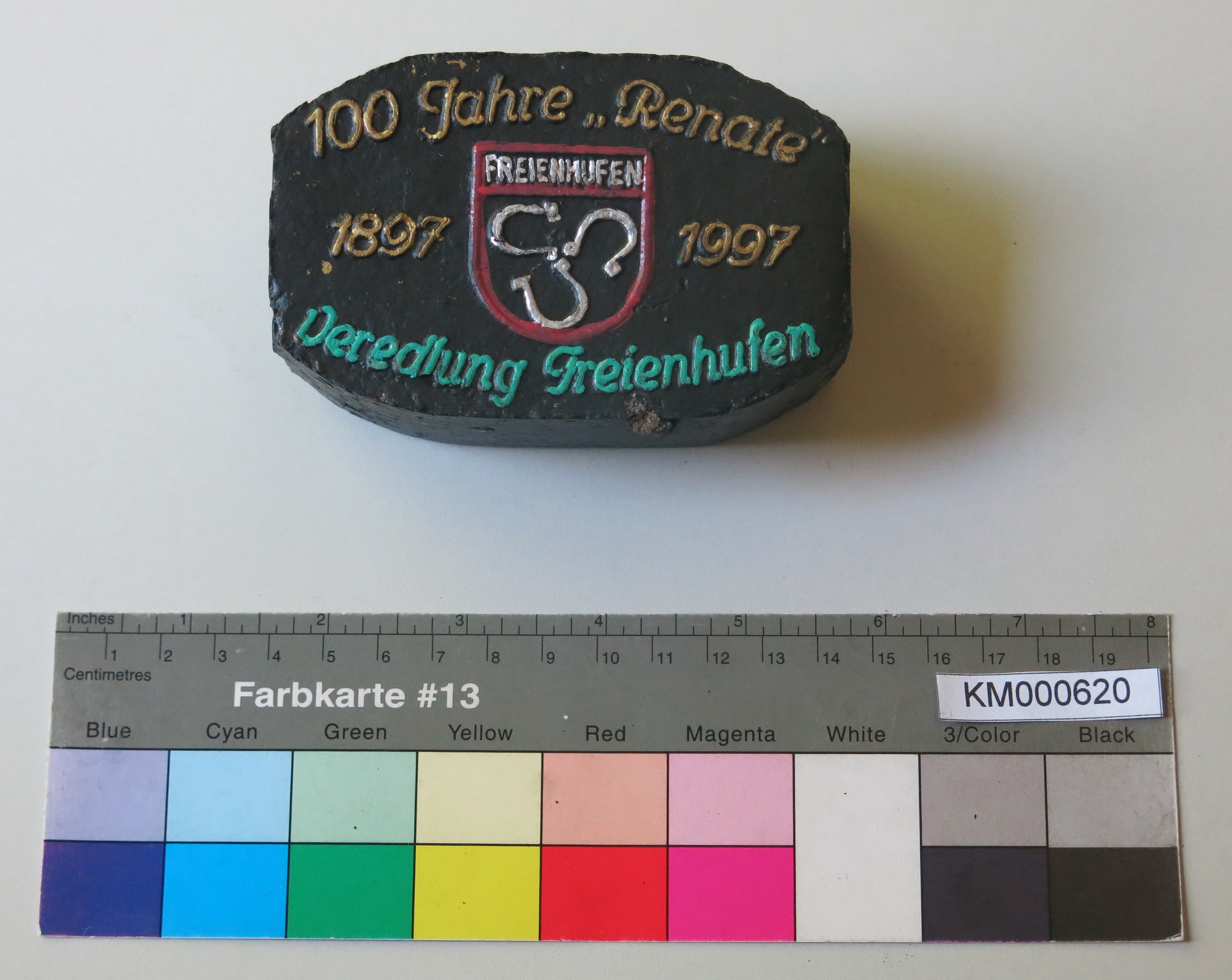 Zierbrikett "100 Jahre 'Renate' 1897 1997 Veredlung Freienhufen " (Energiefabrik Knappenrode CC BY-SA)