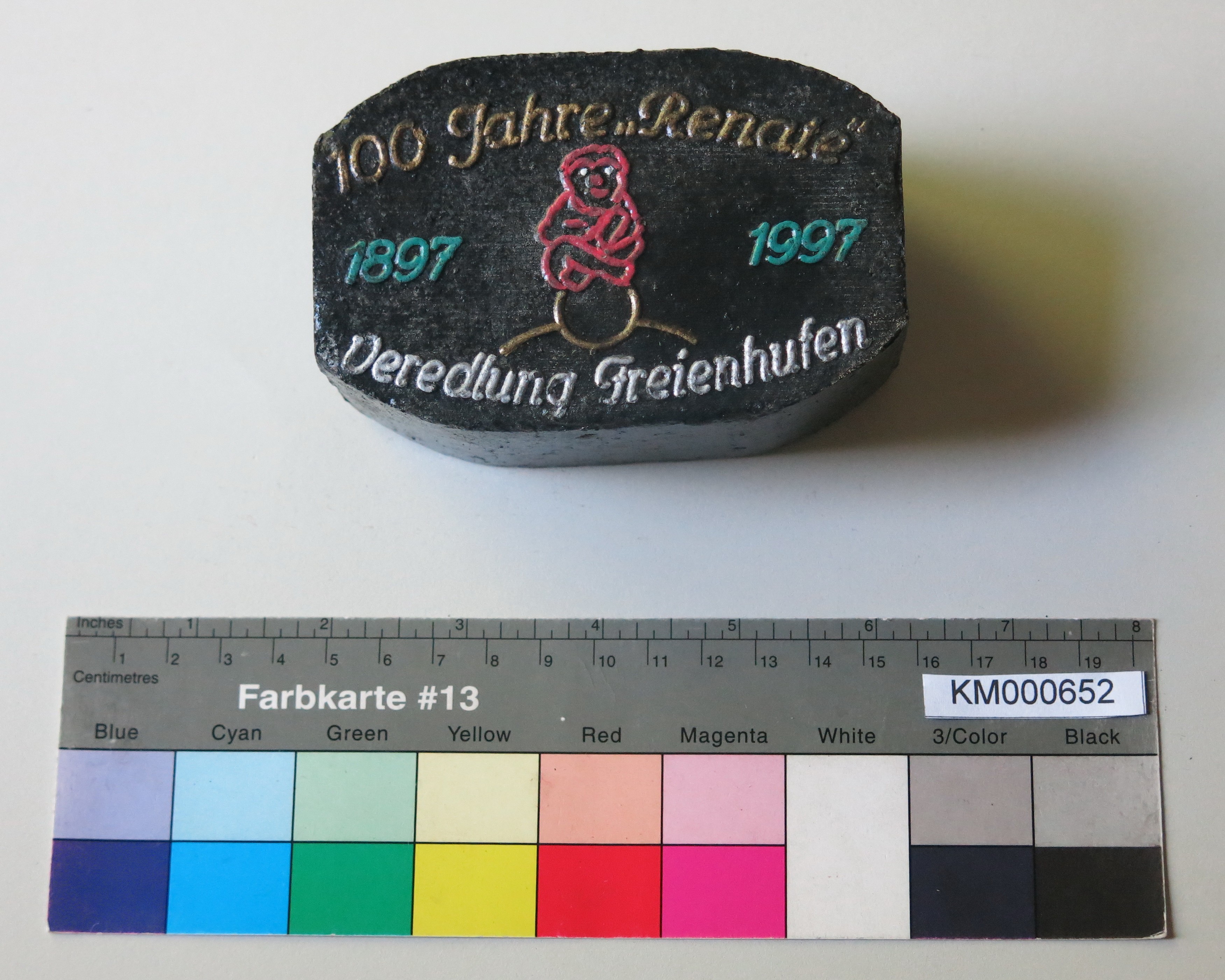 Zierbrikett "100 Jahre 'Renate' 1897 1997 Veredlung Freienhufen" (Energiefabrik Knappenrode CC BY-SA)