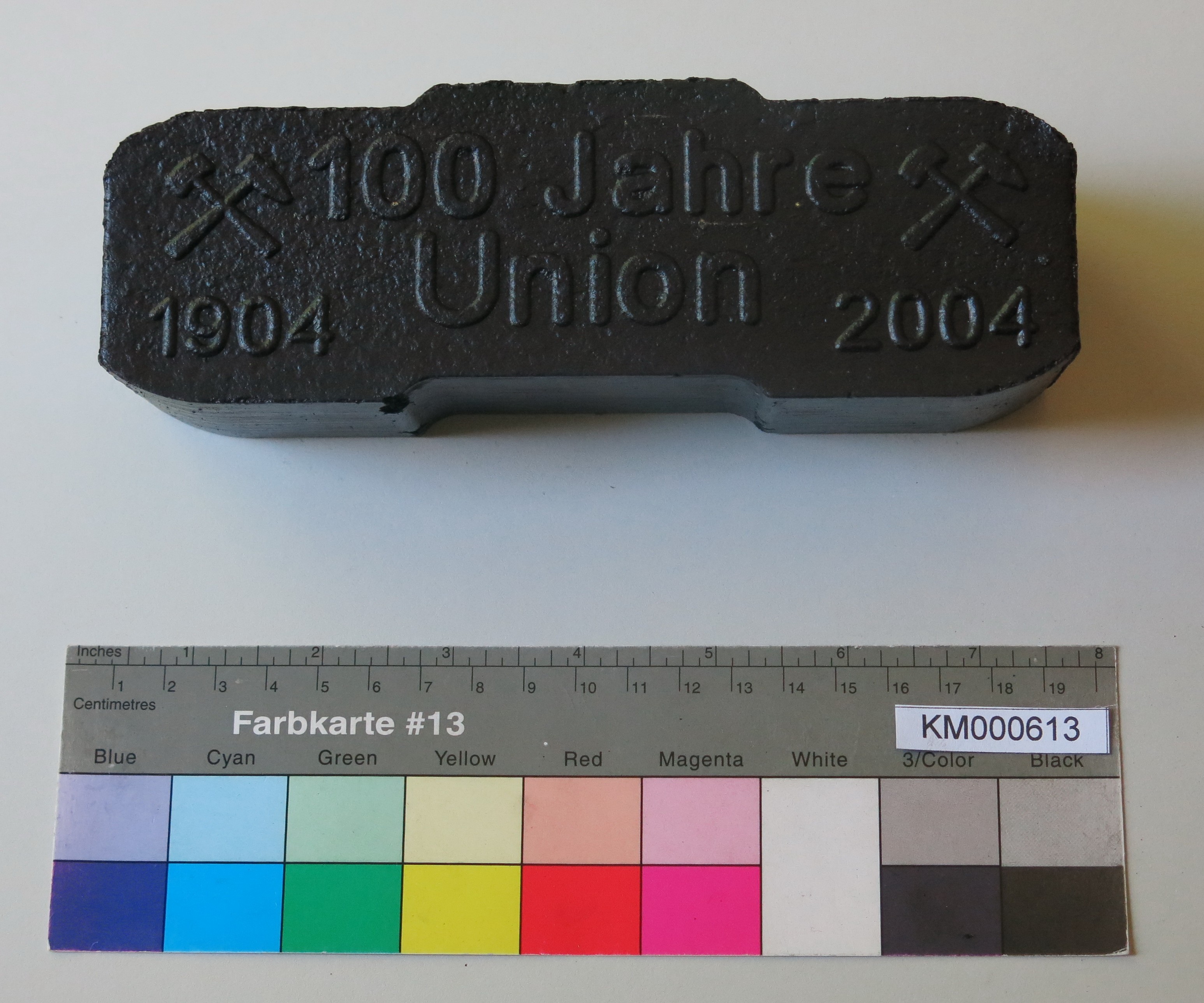 Zierbrikett "100 Jahre Union 1904 2004" (Energiefabrik Knappenrode CC BY-SA)