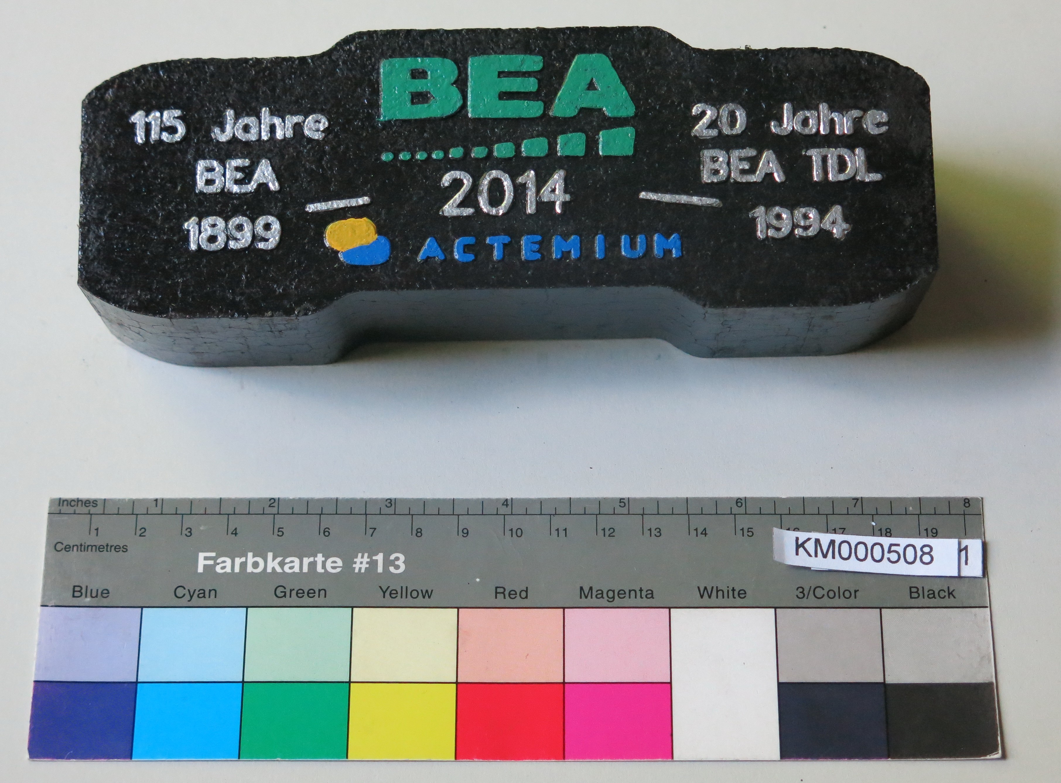 Zierbrikett "115 Jahre BEA 1899 -2014 -1994 20 Jahre BEA TDL" (Energiefabrik Knappenrode CC BY-SA)