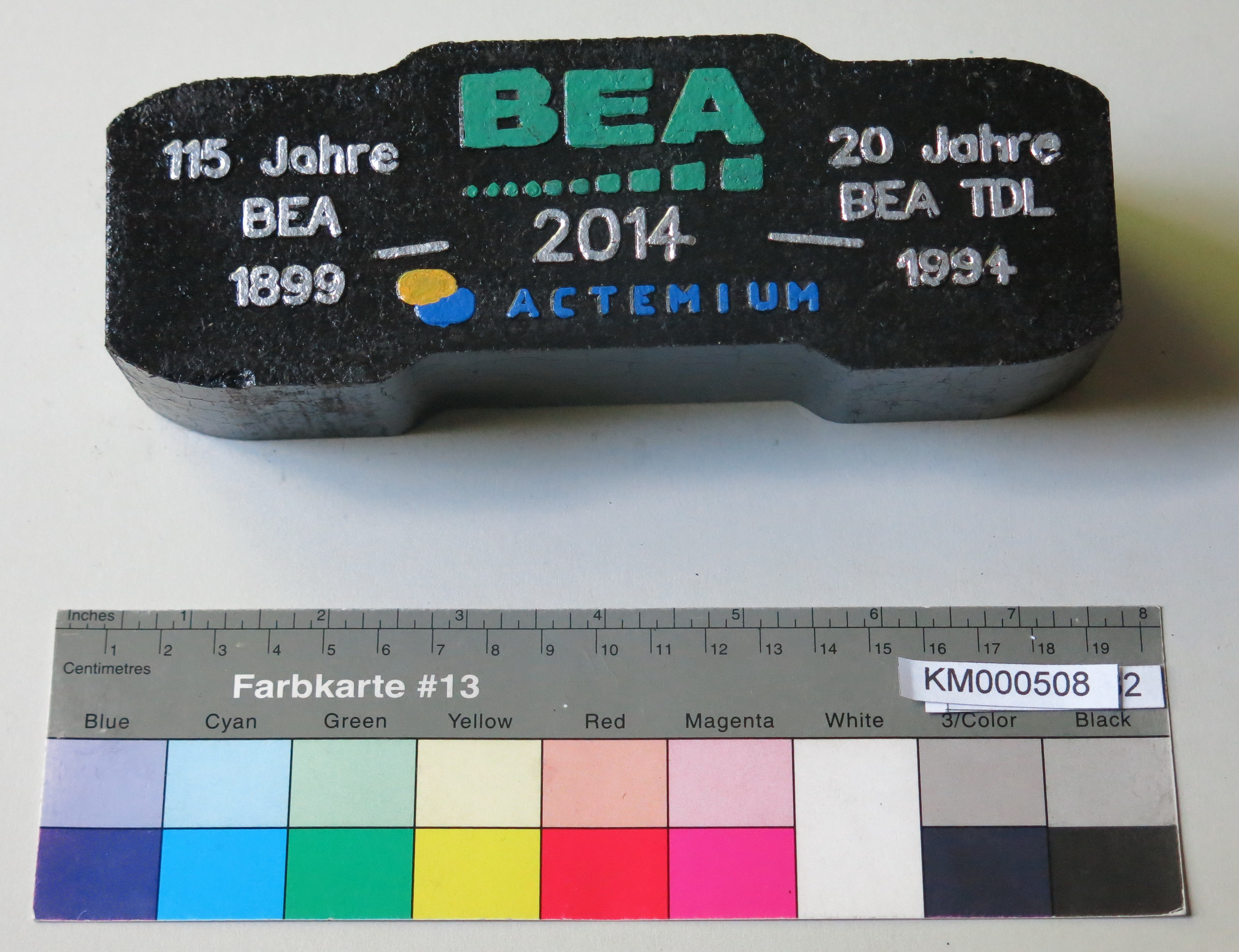 Zierbrikett "115 Jahre BEA 1899 -2014 -1994 20 Jahre BEA TDL" (Energiefabrik Knappenrode CC BY-SA)