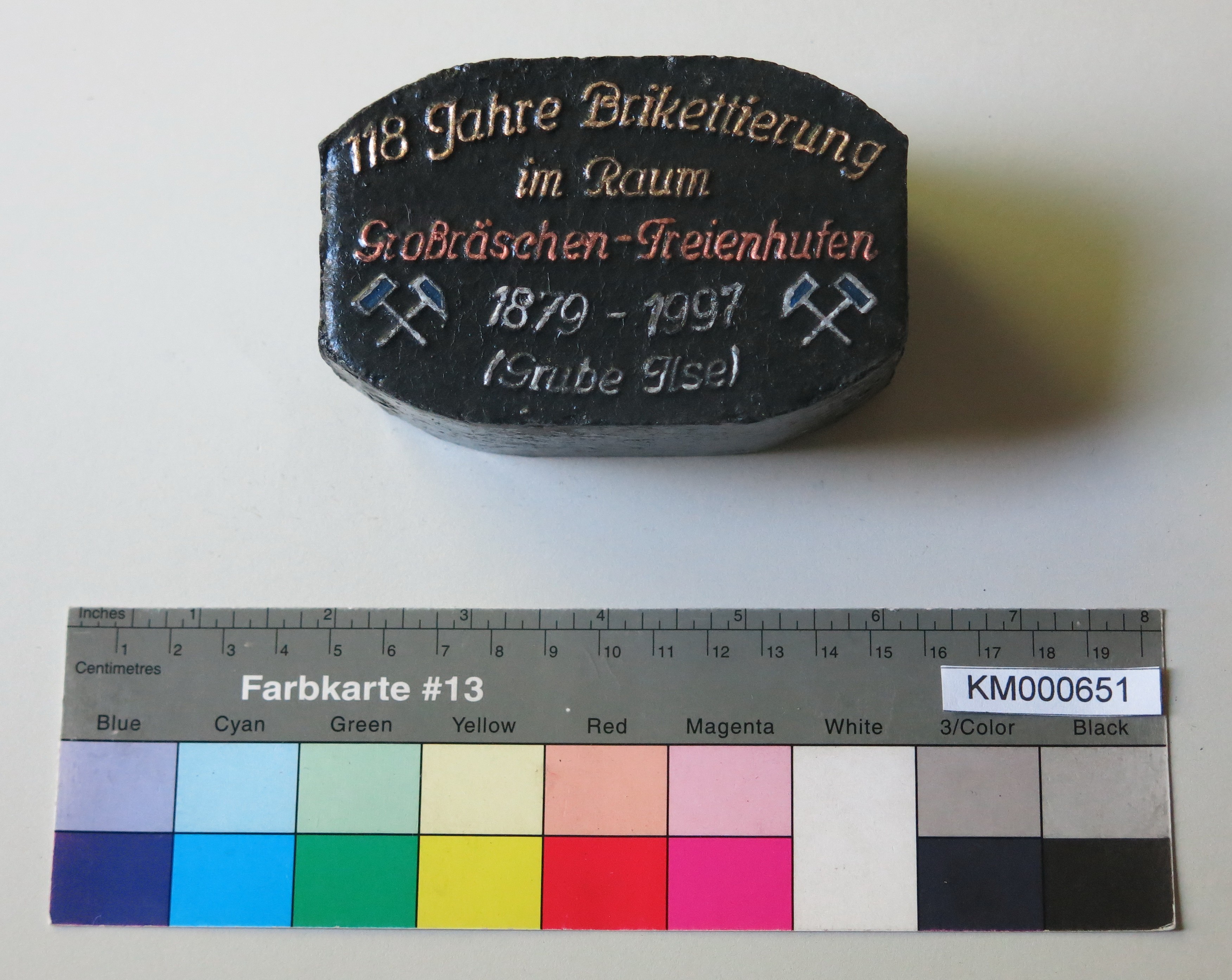 Zierbrikett ""118 Jahre Brikettierung im Raum Großräschen-Freienhufen 1879-1997 (Grube Ilse)" (Energiefabrik Knappenrode CC BY-SA)