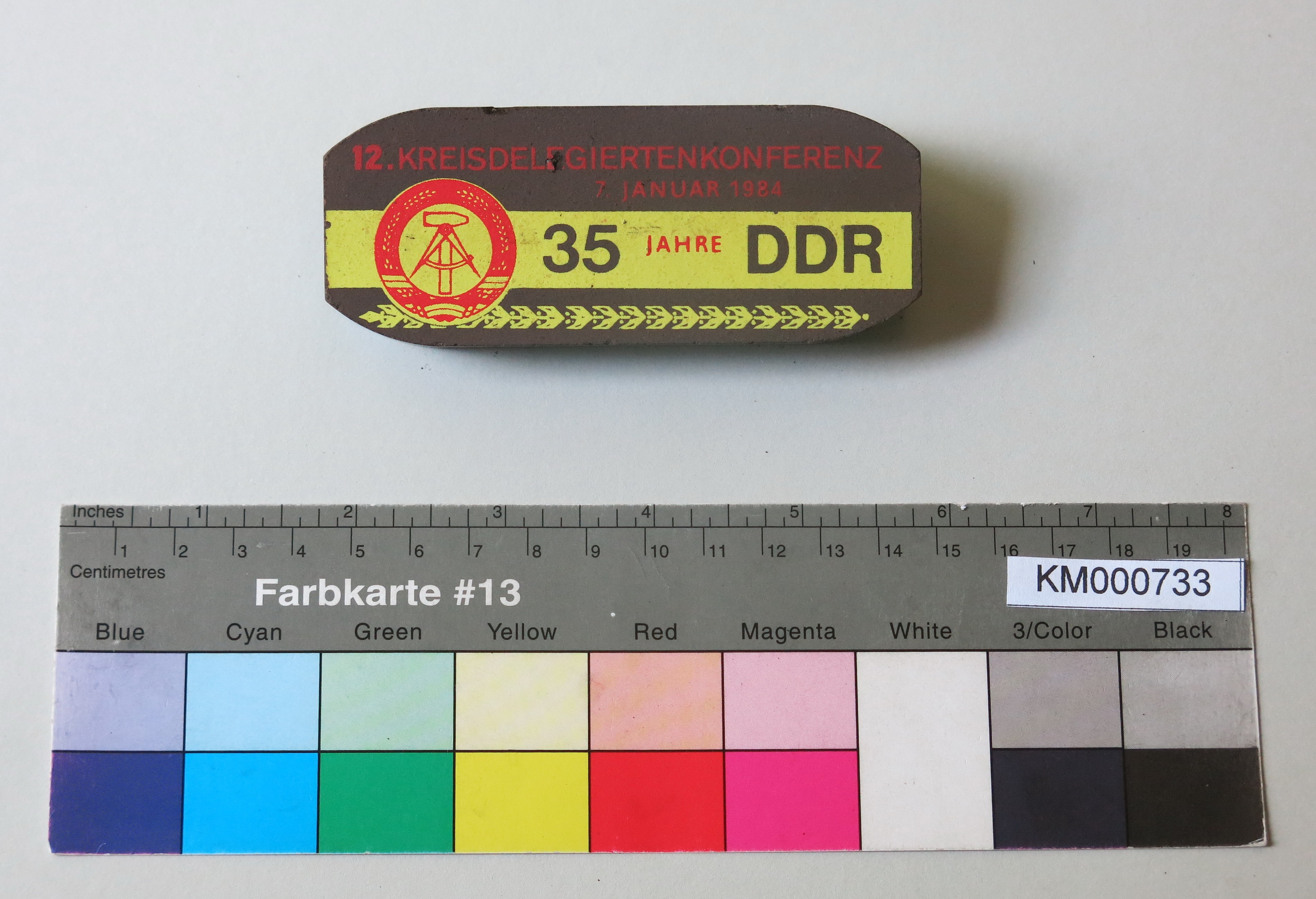 Zierbrikett "12. KREISDELEGIERTENKONFERENZ 7. JANUAR 1974 35 JAHRE DDR" (Energiefabrik Knappenrode CC BY-SA)