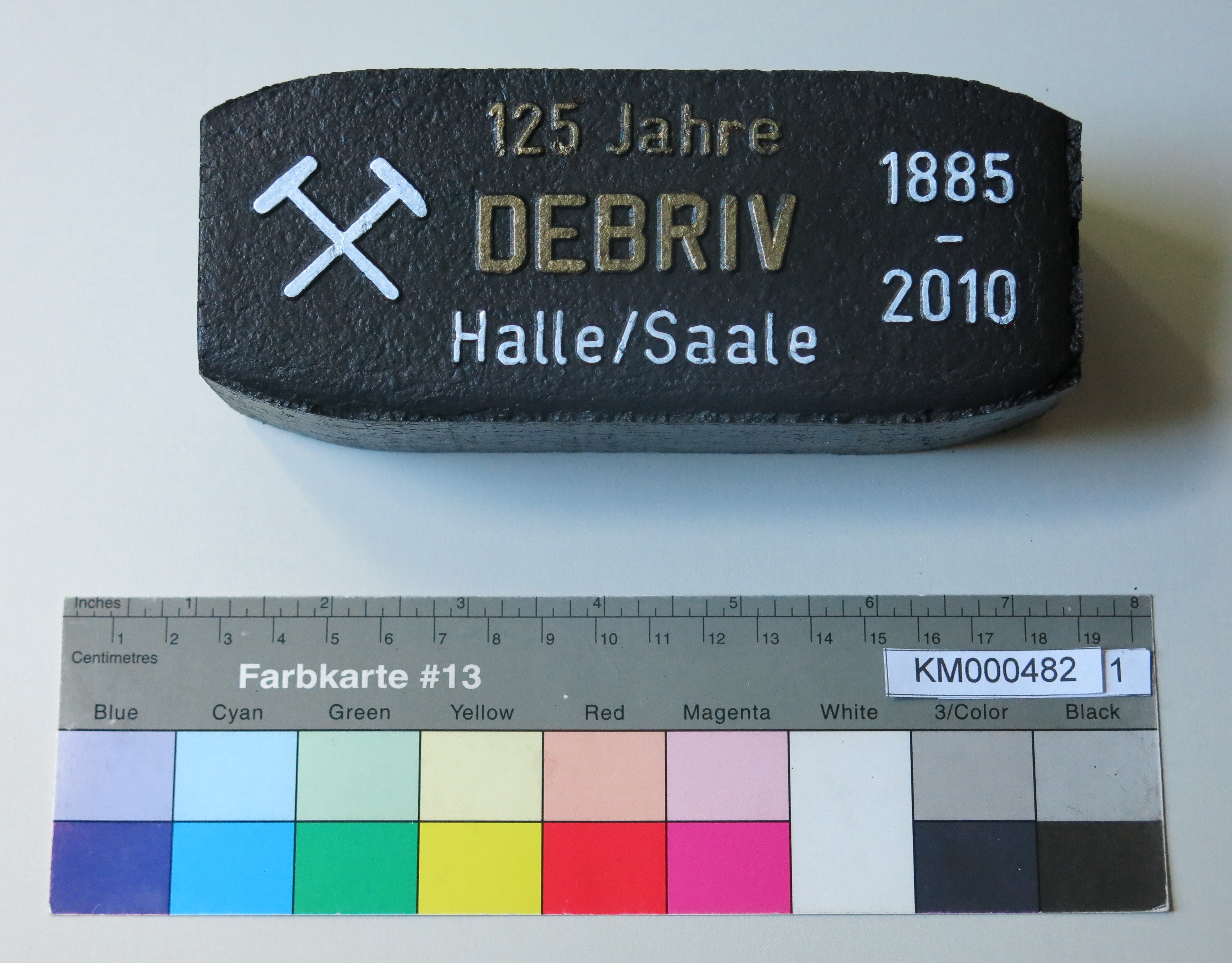 Zierbrikett "125 Jahre DEBRIV Halle/Saale 1885-2010" (Energiefabrik Knappenrode CC BY-SA)