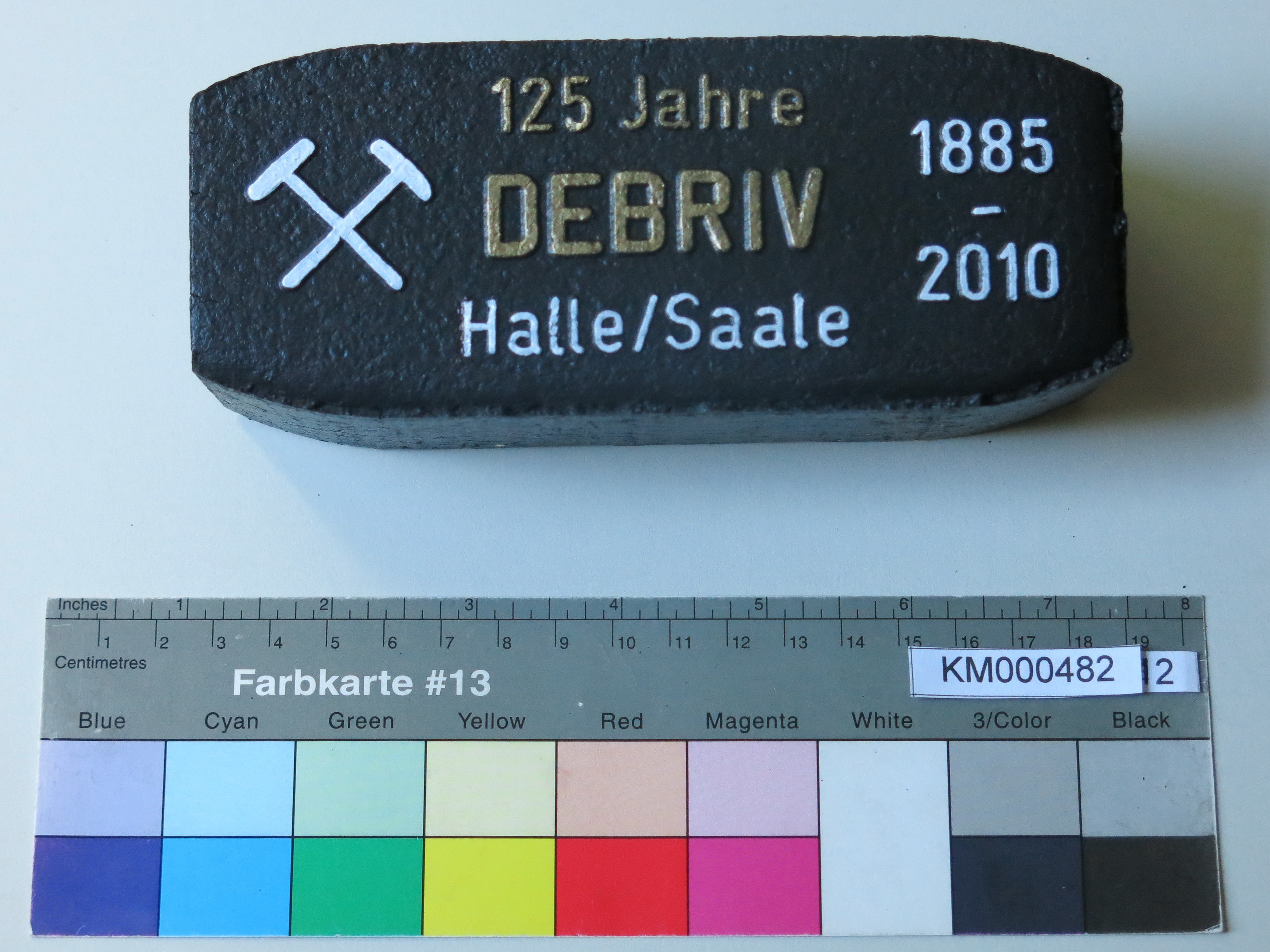 Zierbrikett "125 Jahre DEBRIV Halle/Saale 1885-2010" (Energiefabrik Knappenrode CC BY-SA)
