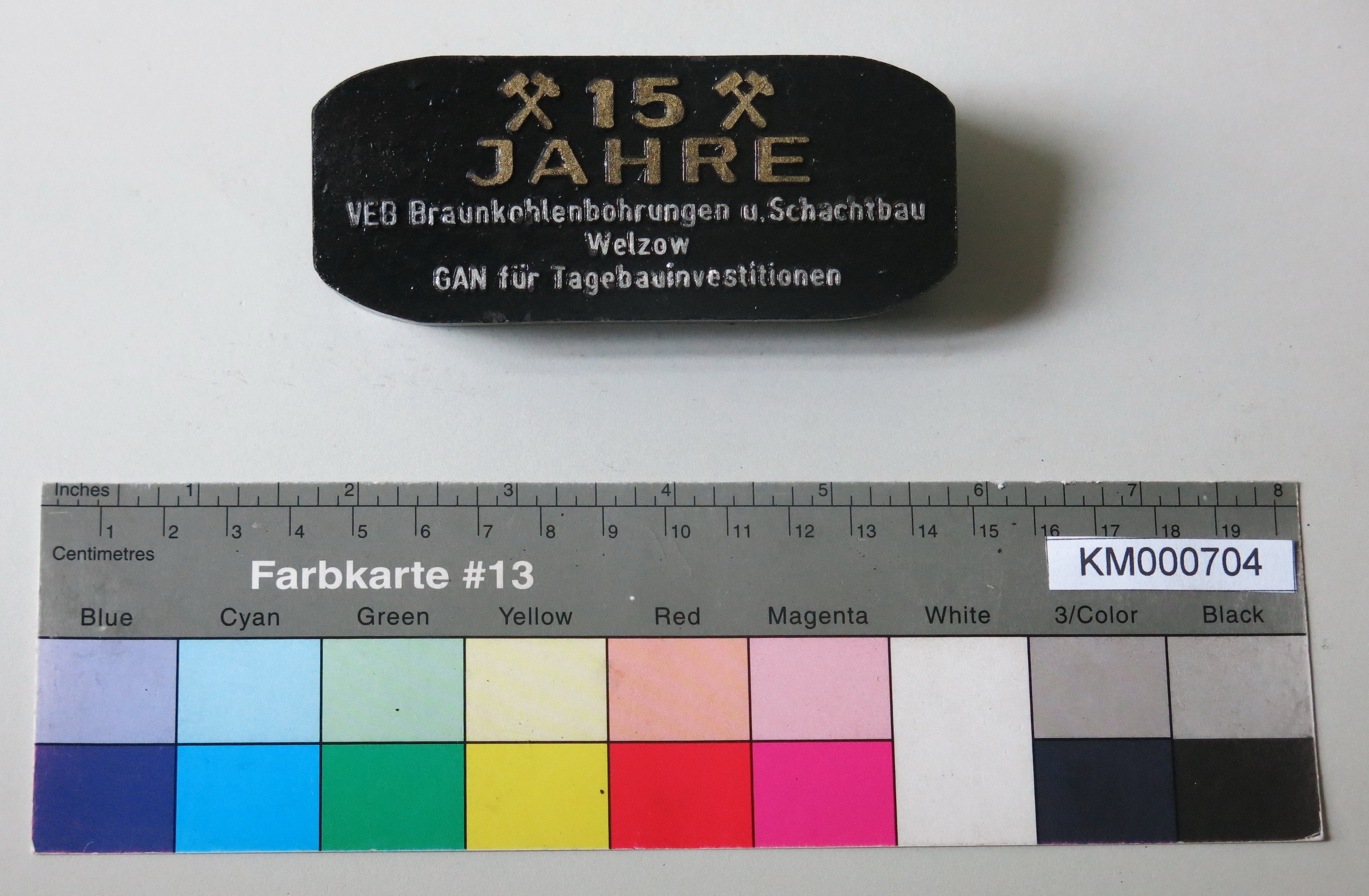 Zierbrikett "15 JAHRE VEB Braunkohlenbohrungen u. Schachtbau Welzow GAN für Tagebauinvestitionen" (Energiefabrik Knappenrode CC BY-SA)
