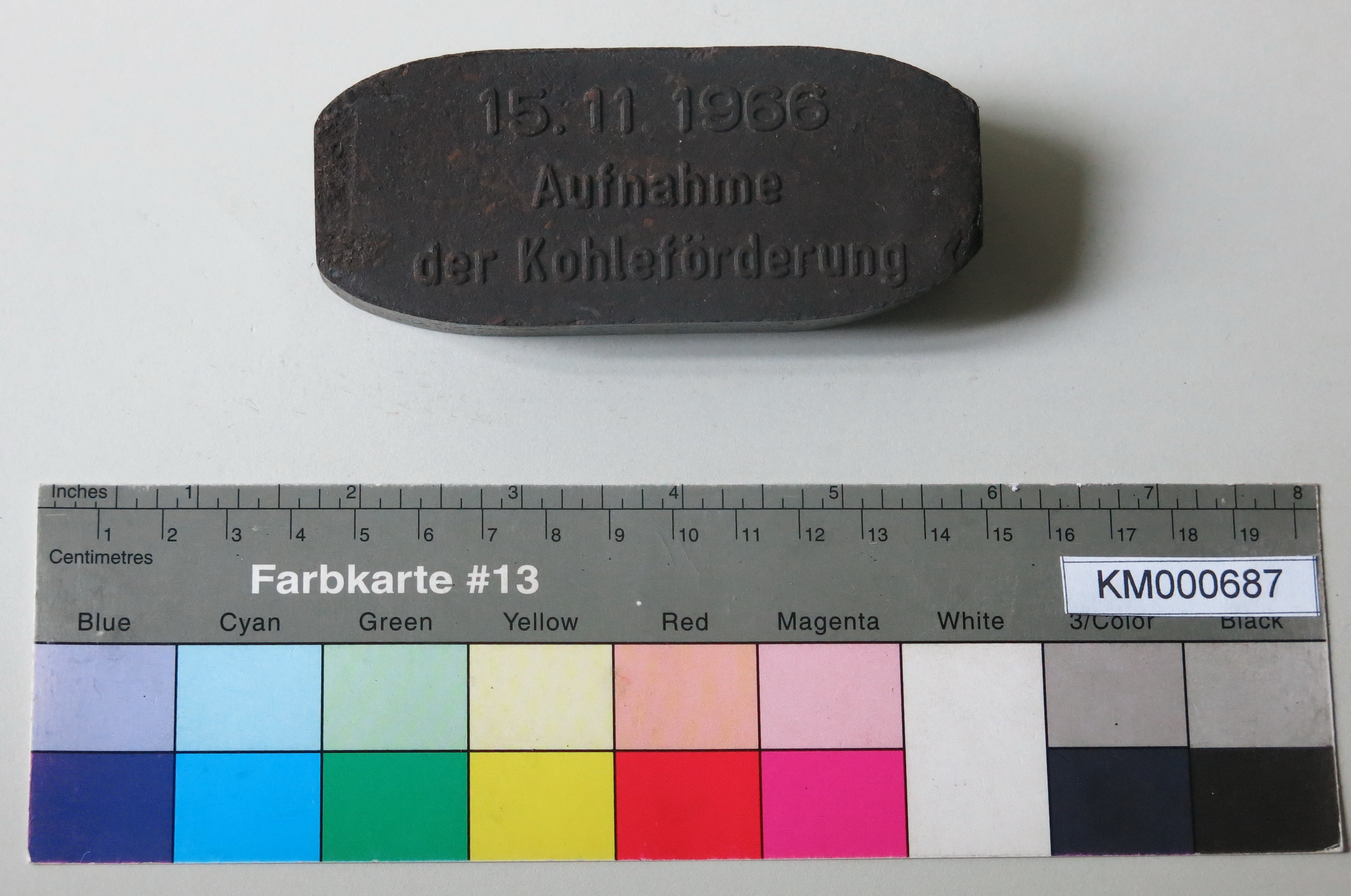 Zierbrikett "15.11.1966 Aufnahme der Kohleförderung " (Energiefabrik Knappenrode CC BY-SA)