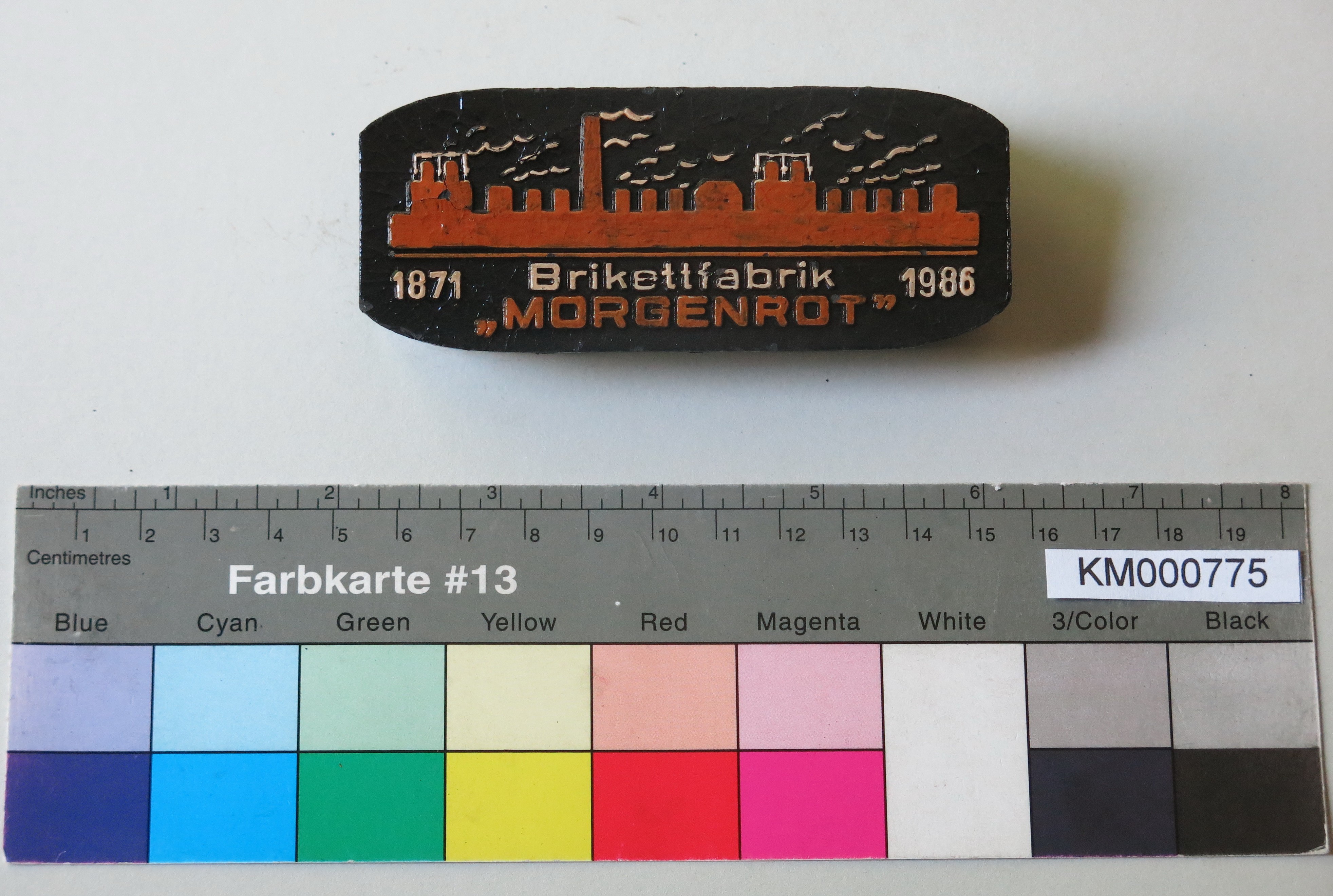Zierbrikett "1871 1986 Brikettfabrik 'MORGENROT' " (Energiefabrik Knappenrode CC BY-SA)