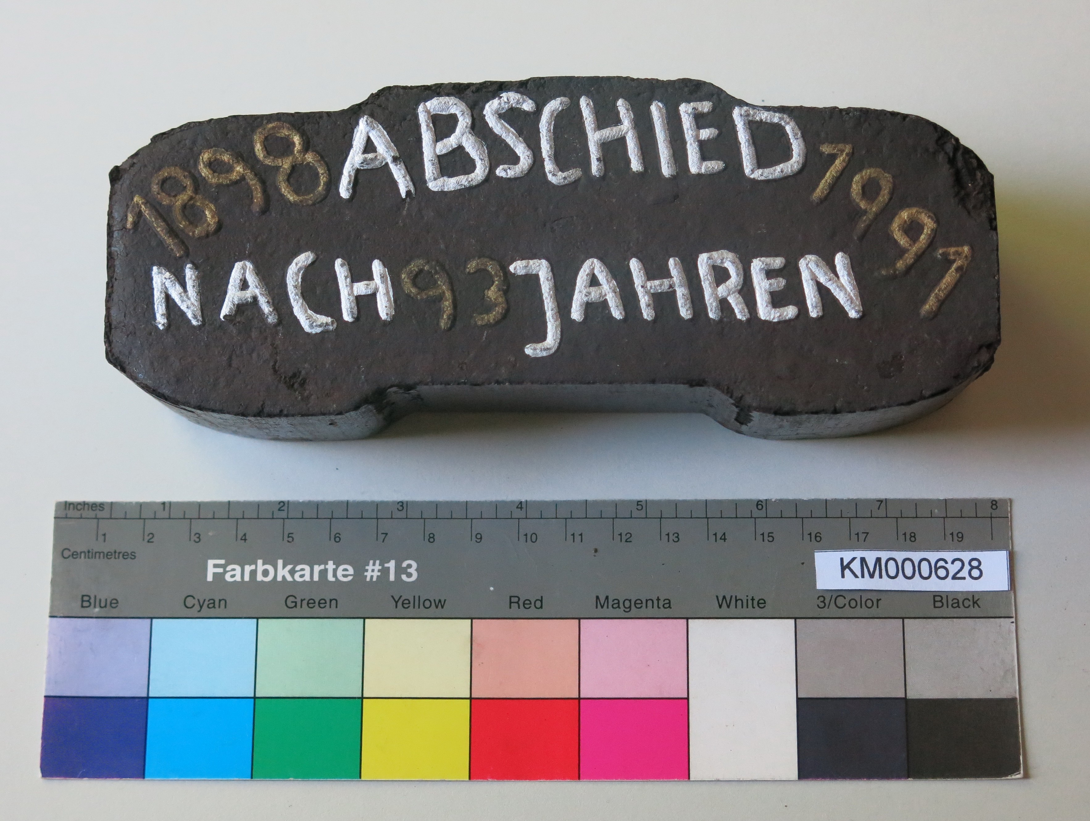 Zierbrikett "1898 1991 ABSCHIED NACH 93 JAHREN" (Energiefabrik Knappenrode CC BY-SA)