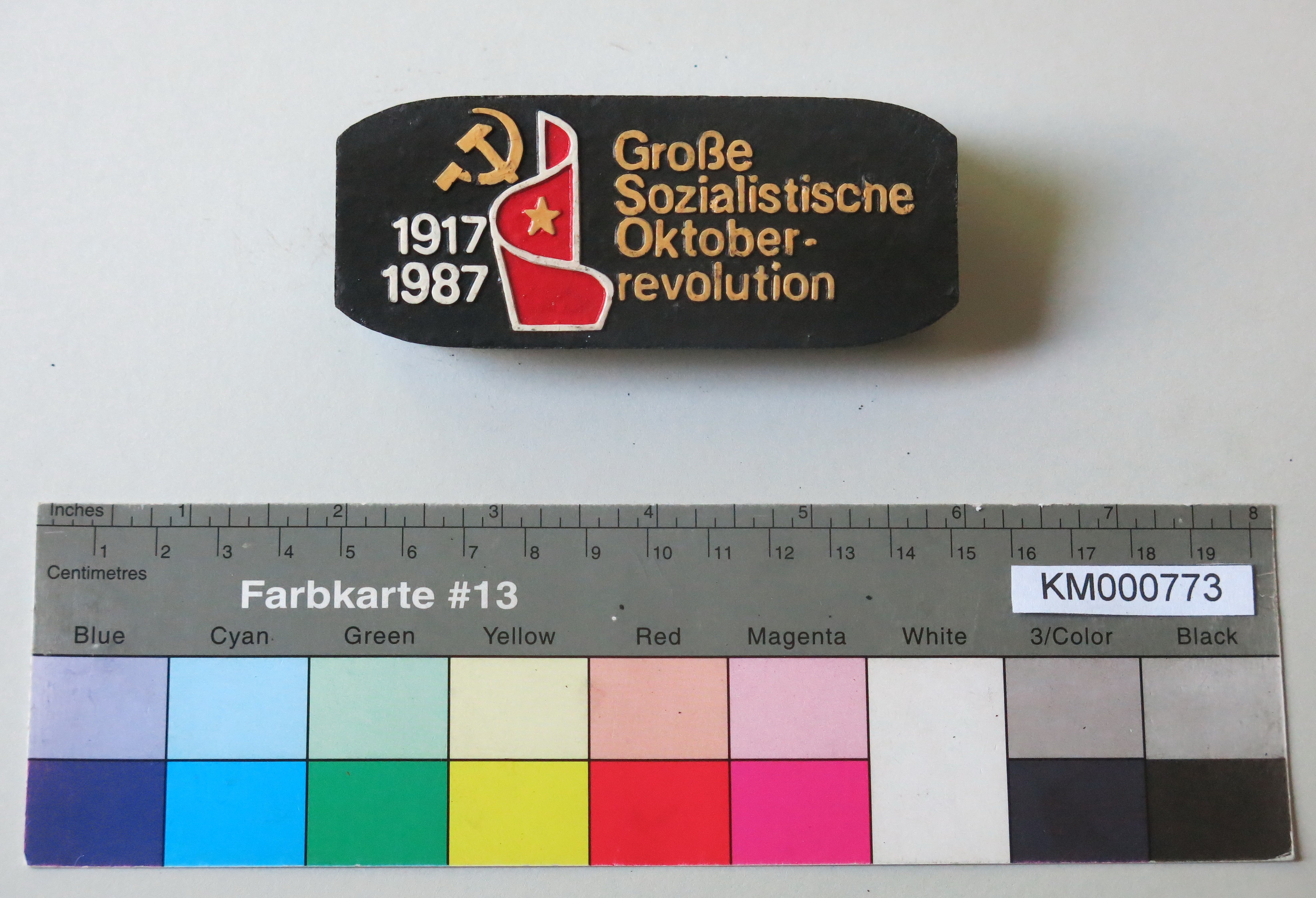 Zierbrikett "1917 1987 Große Sozialistische Oktoberrevolution" (Energiefabrik Knappenrode CC BY-SA)