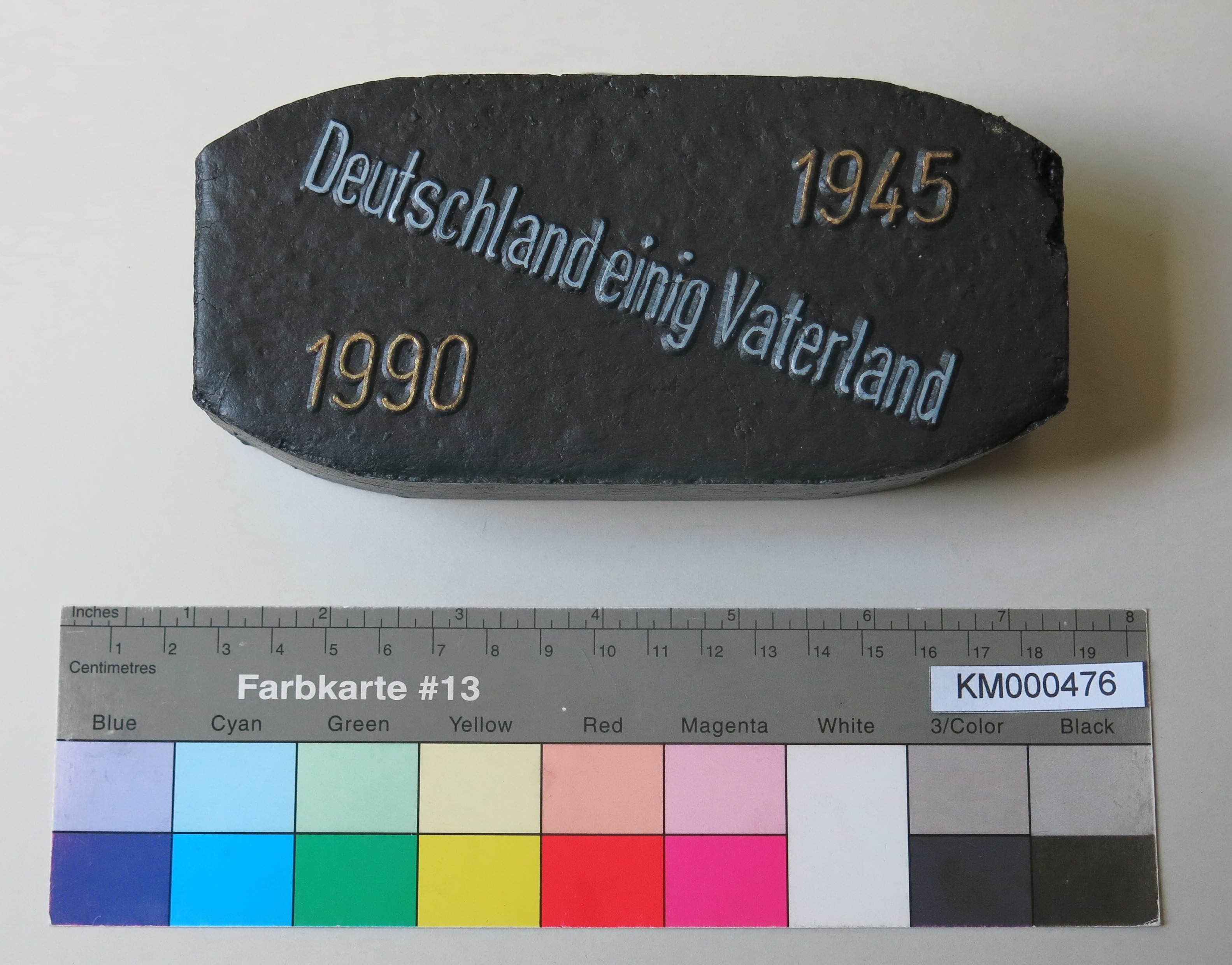 Zierbrikett "1945 Deutschland einig Vaterland 1990 " (Energiefabrik Knappenrode CC BY-SA)