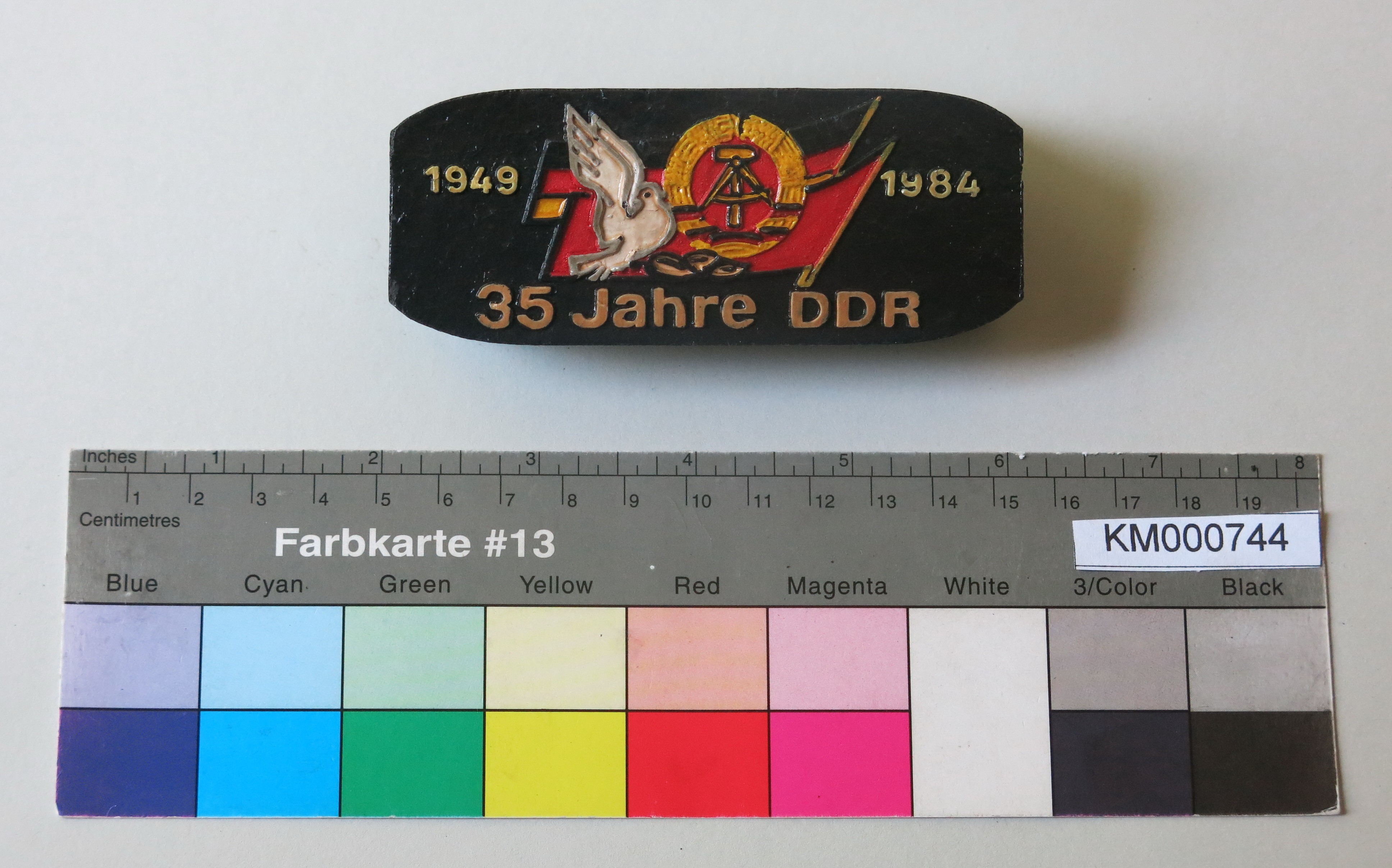 Zierbrikett " 1949 1984 25 Jahre DDR" (Energiefabrik Knappenrode CC BY-SA)