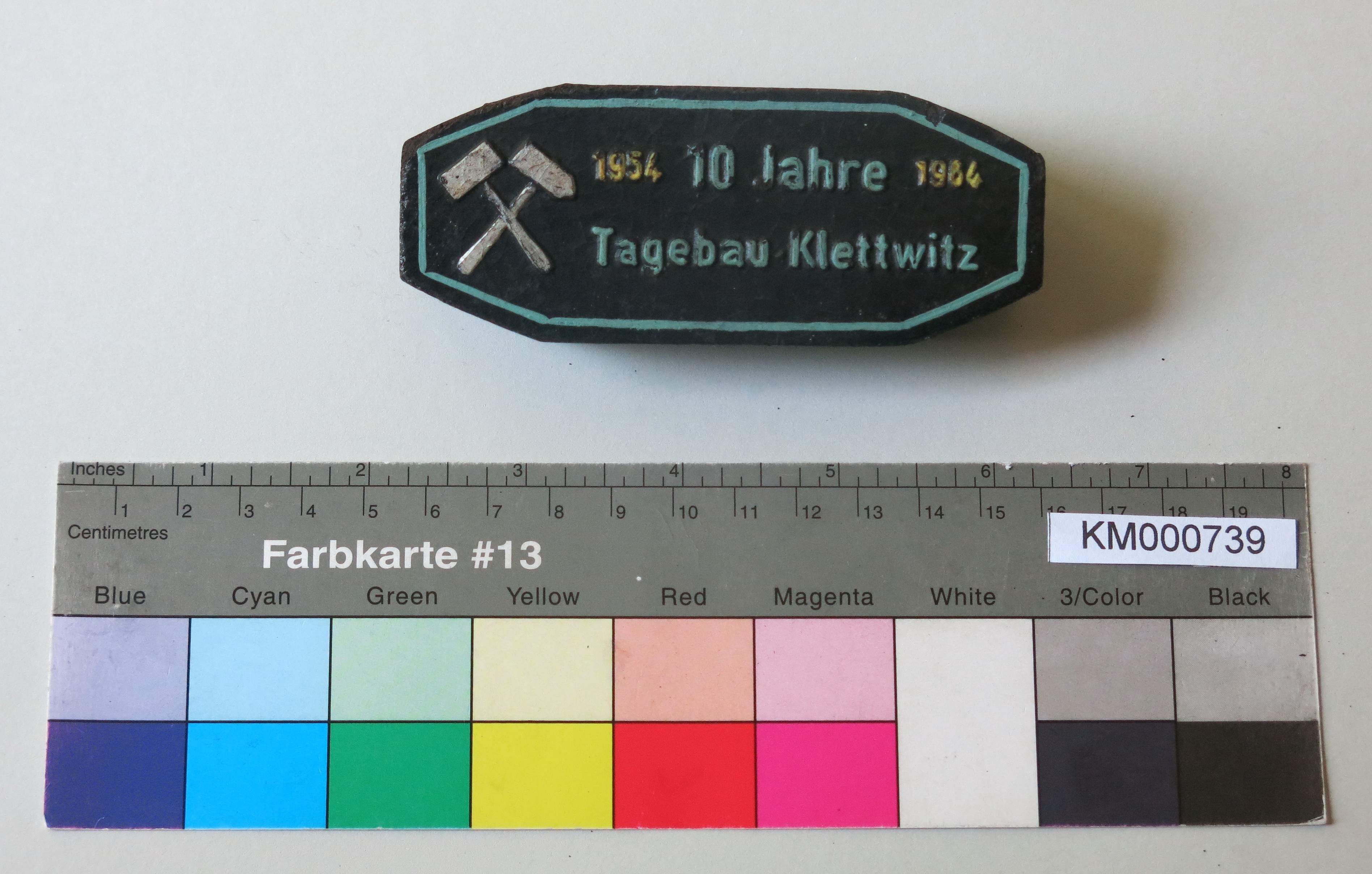 Zierbrikett "1954 1964 10 Jahre Tagebau Klettwitz" (Energiefabrik Knappenrode CC BY-SA)
