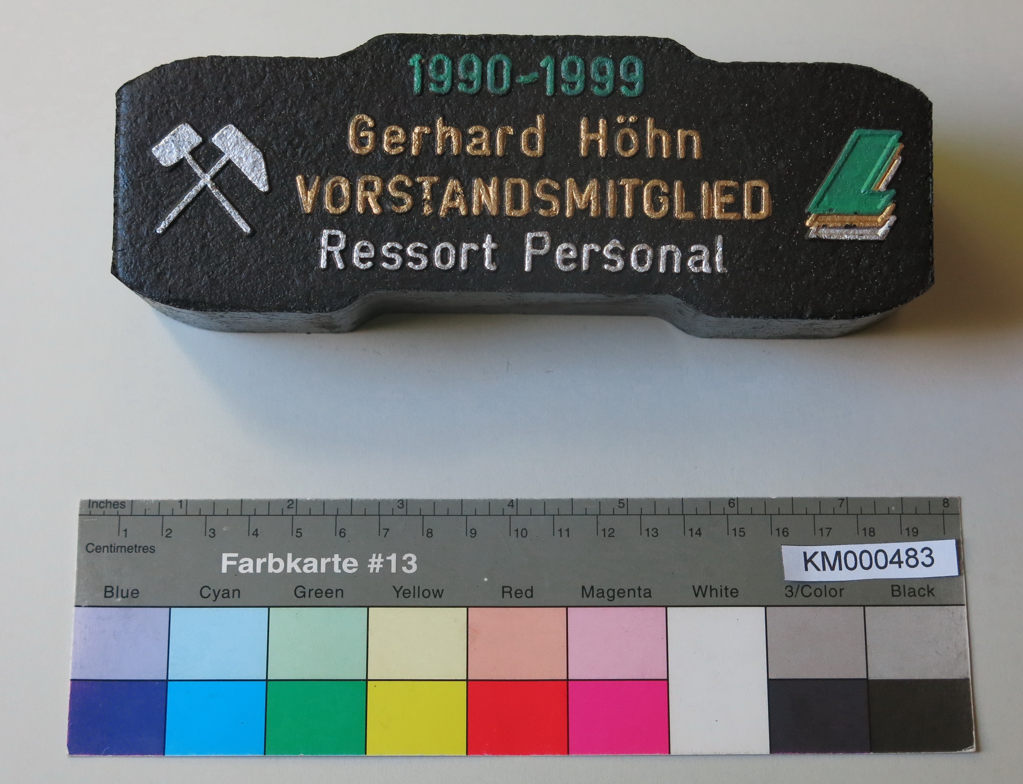Zierbrikett "1990-1999 Gerhard Höhn VORSTANDSMITGLIED Ressort Personal" (Energiefabrik Knappenrode CC BY-SA)
