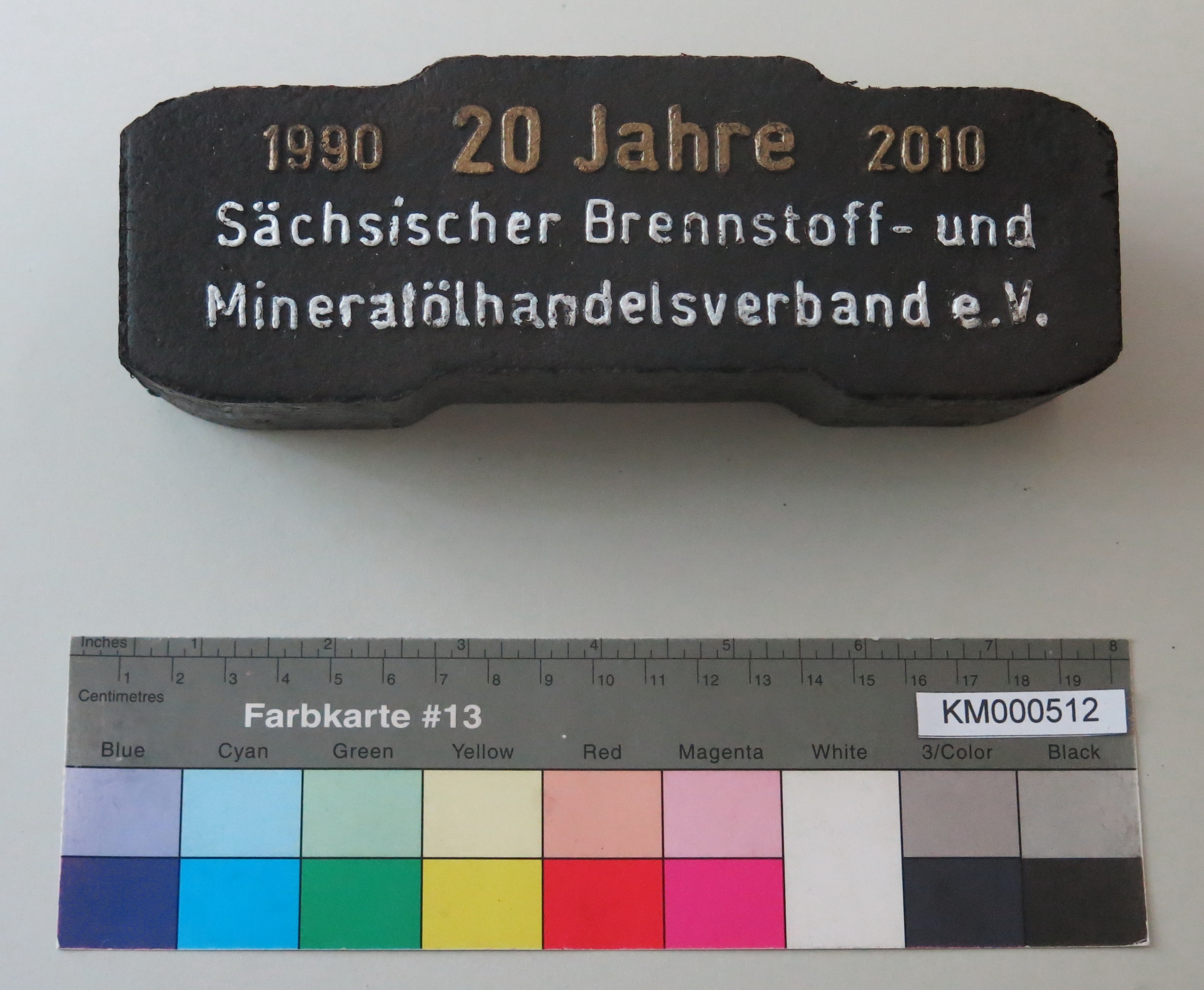 Zierbrikett "1990 20 Jahre 2010 Sächsischer Brennstoff- und Mineralölhandelsverband e.V. " (Energiefabrik Knappenrode CC BY-SA)