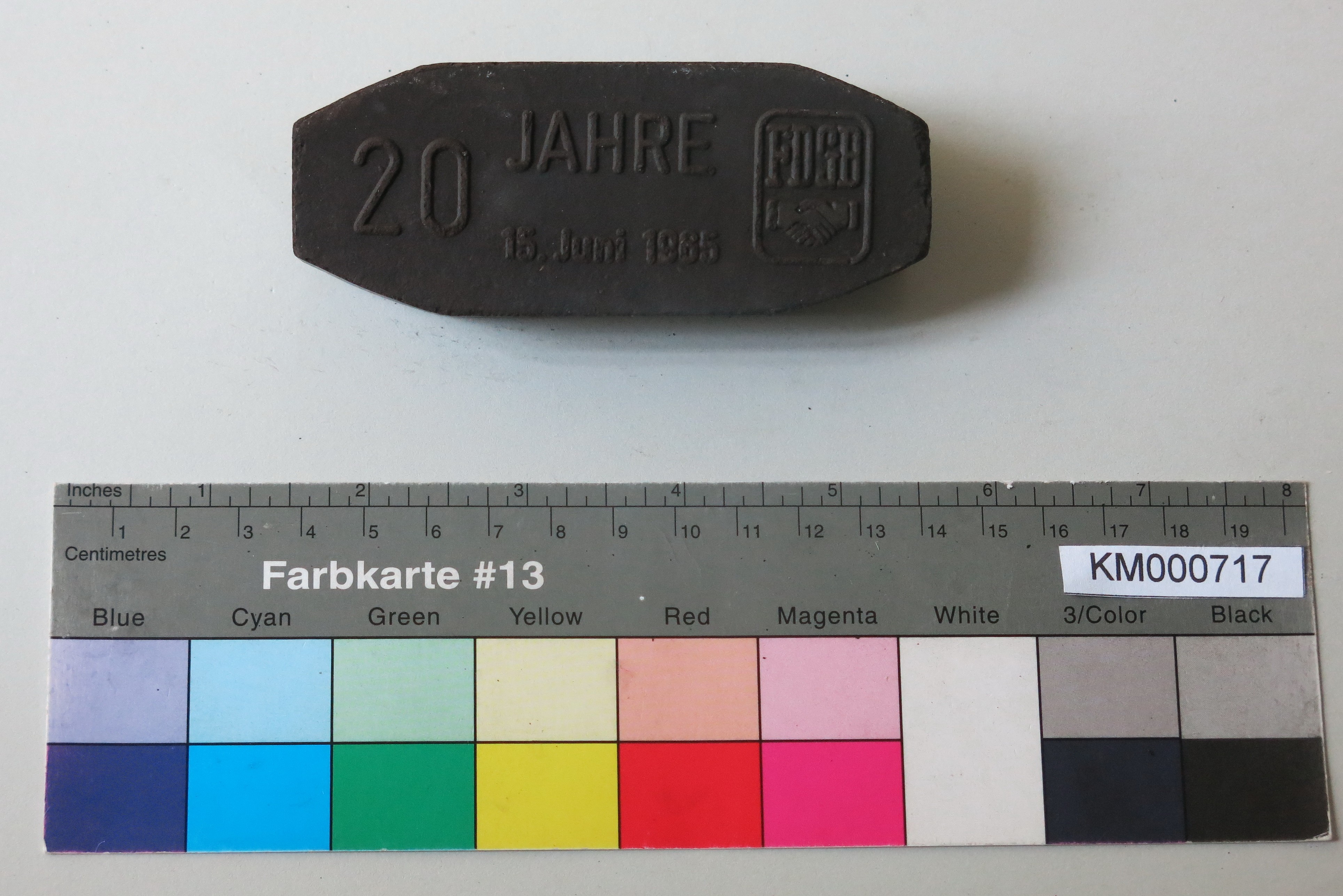 Zierbrikett "20 JAHRE 15. Juni 1965 FDGB" (Energiefabrik Knappenrode CC BY-SA)