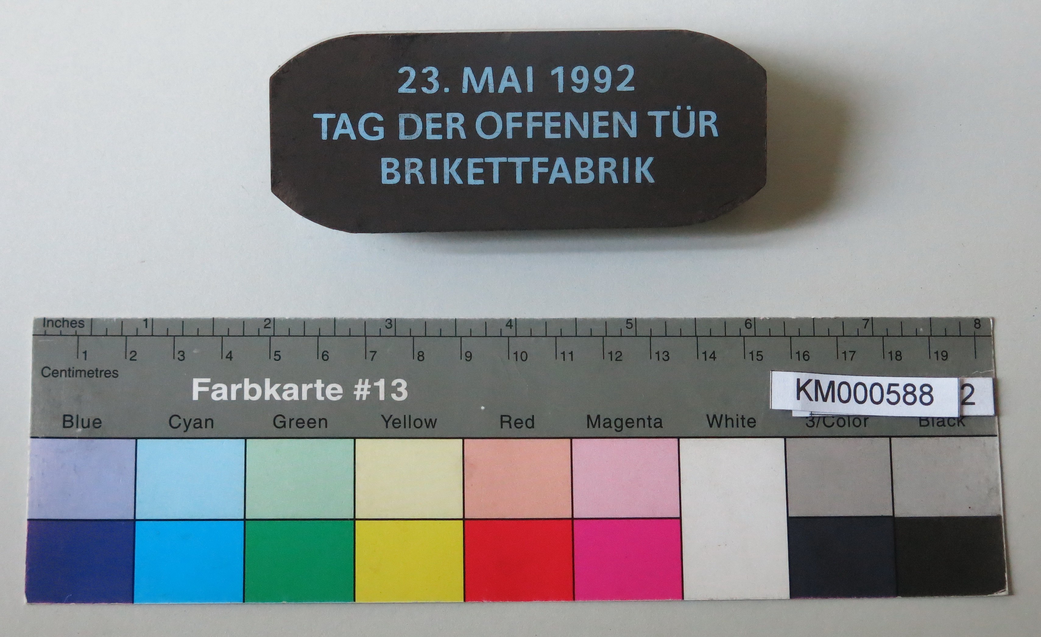 Zierbrikett "23. MAI 1992 TAG DER OFFENEN TÜR BRIKETTFABRIK"  (Energiefabrik Knappenrode CC BY-SA)