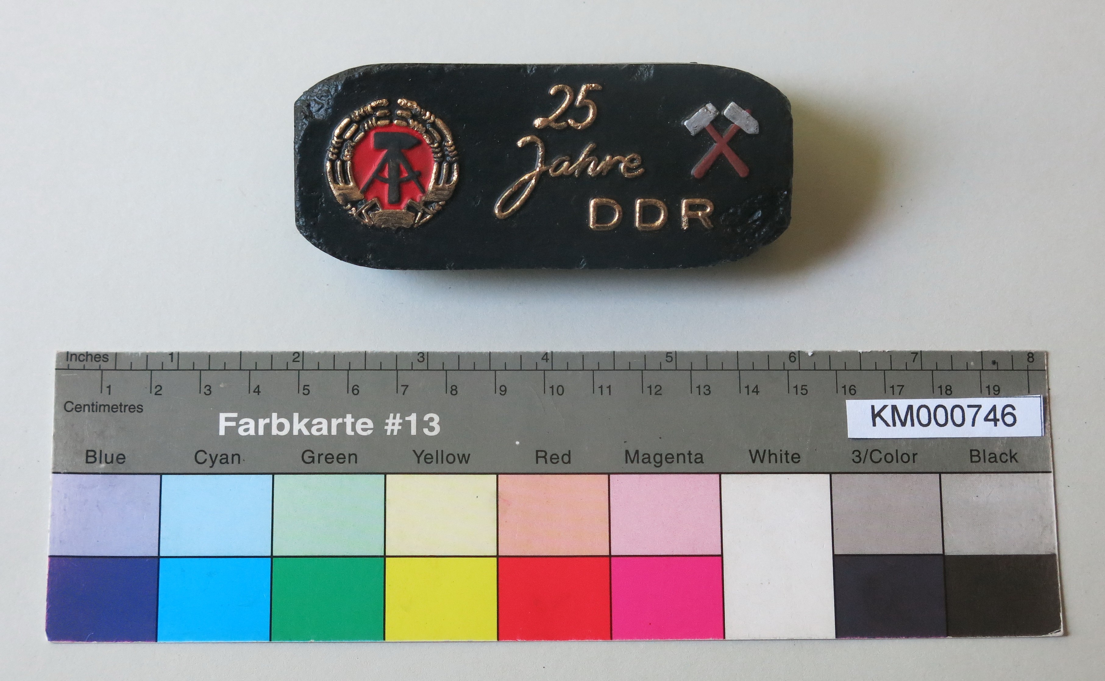 Zierbrikett "25 Jahre DDR" (Energiefabrik Knappenrode CC BY-SA)