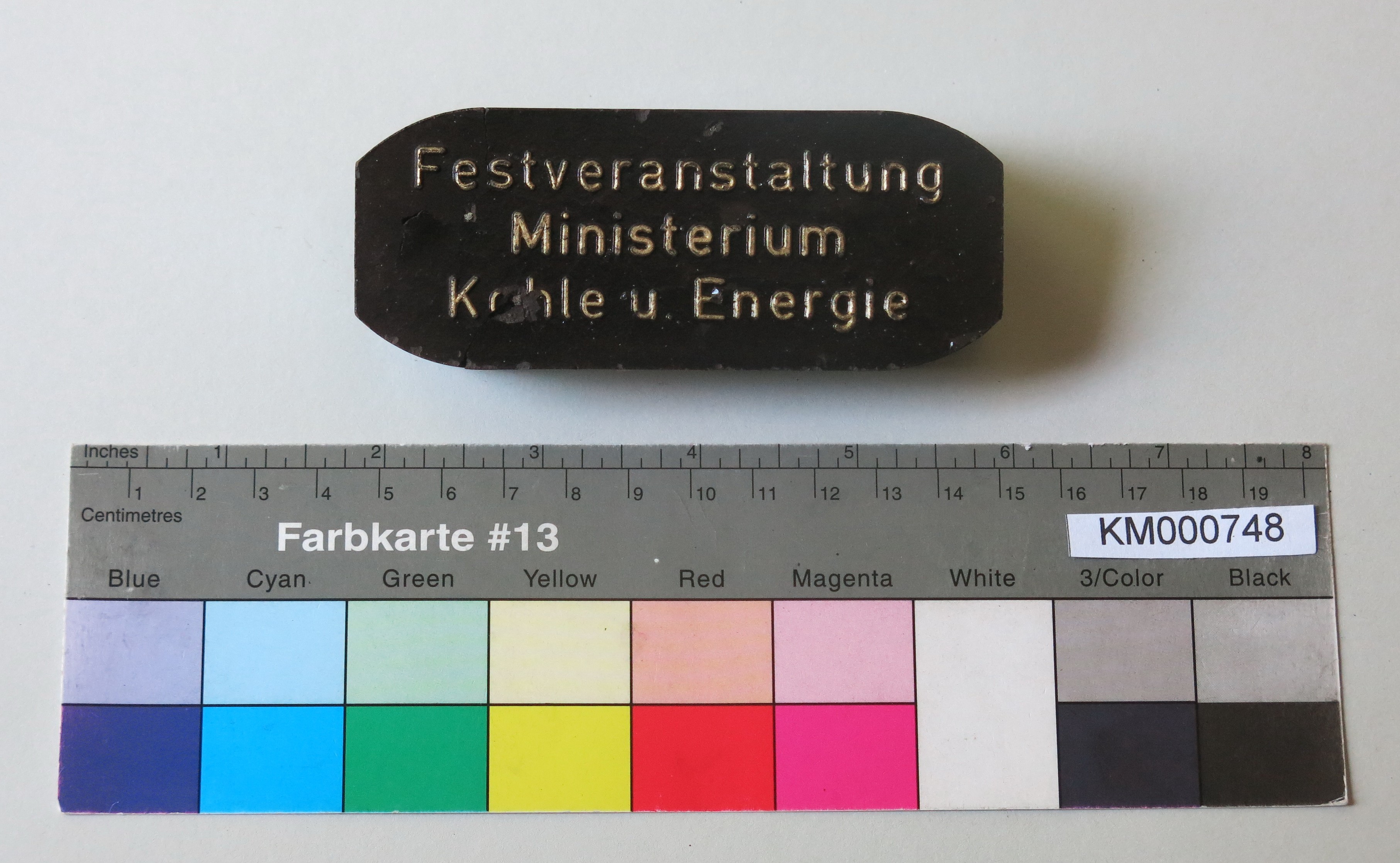 Zierbrikett "25 Jahre DDR" (Energiefabrik Knappenrode CC BY-SA)