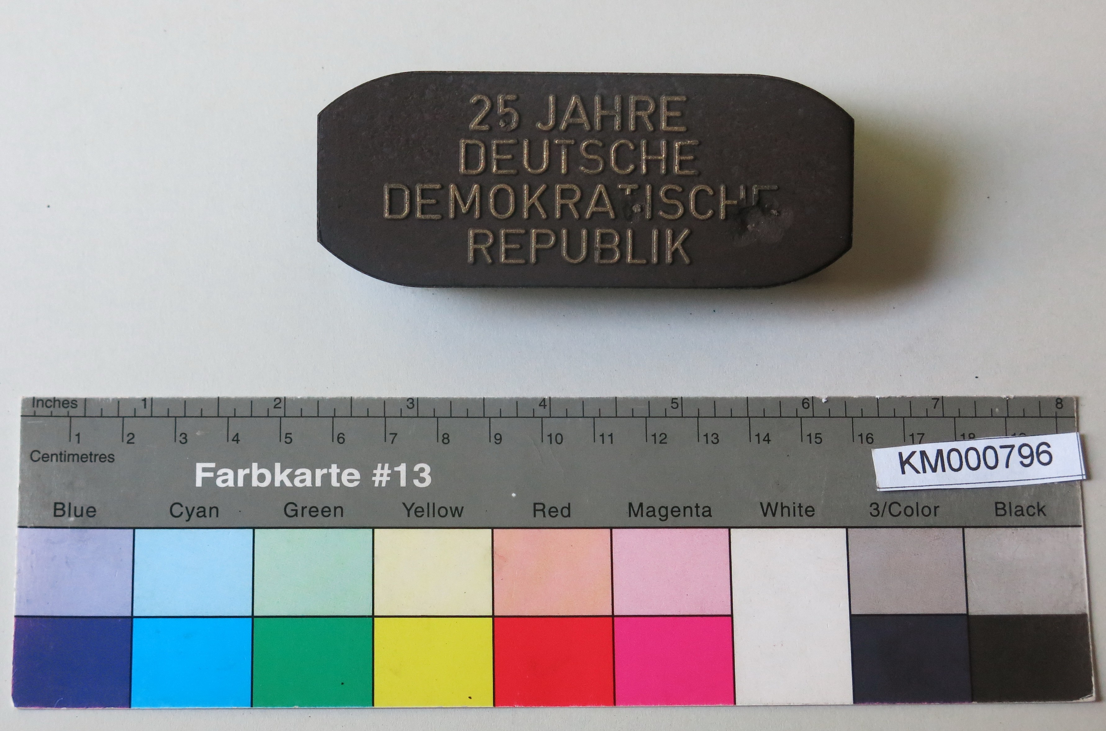 Zierbrikett "25 JAHRE DEUTSCHE DEMOKRATISCHE REPUBLIK" (Energiefabrik Knappenrode CC BY-SA)