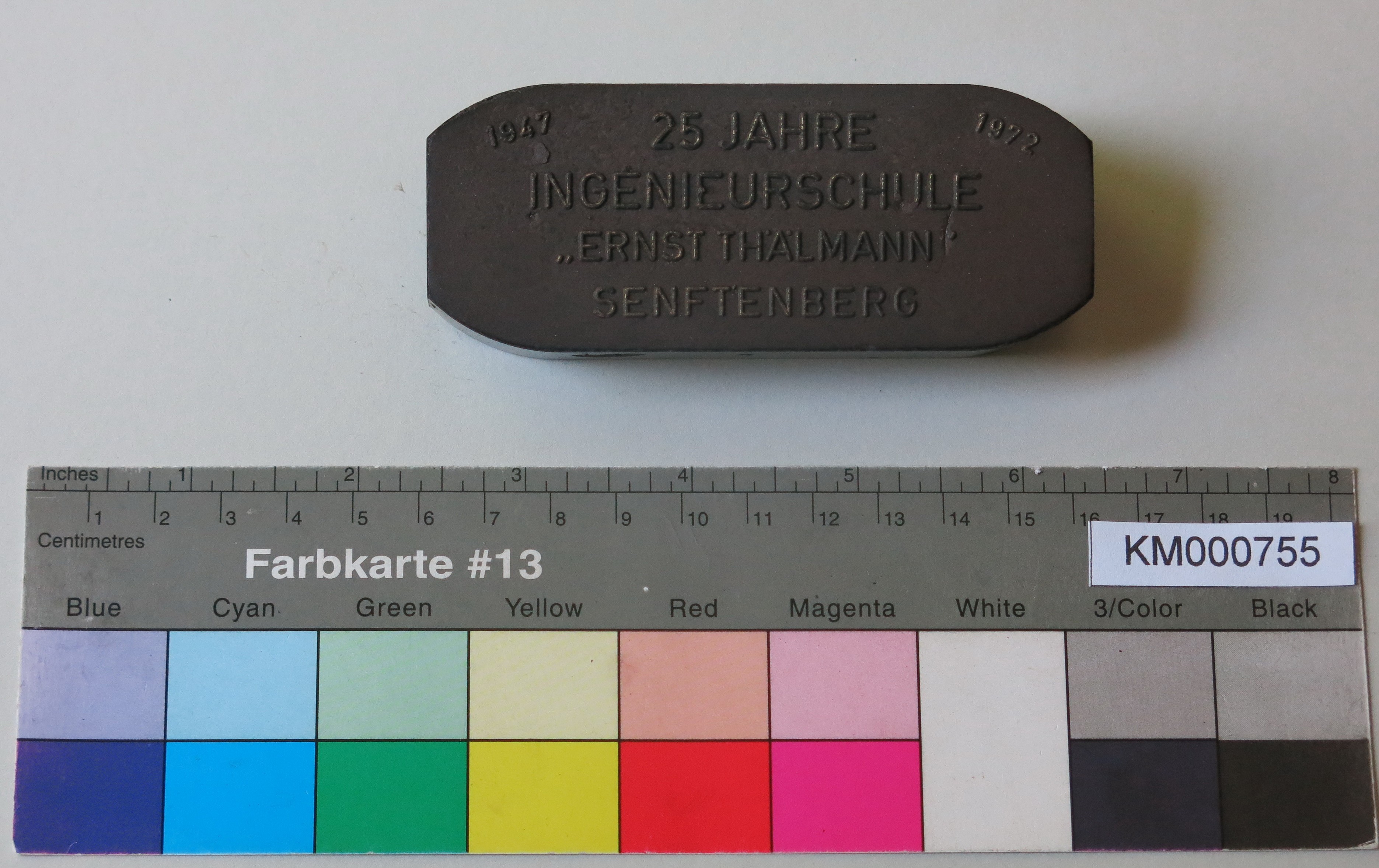 Zierbrikett "25 JAHRE INGENIEURSCHULE "ERNST THÄLMANN" SENFTENBERG 1947-1972" (Energiefabrik Knappenrode CC BY-SA)