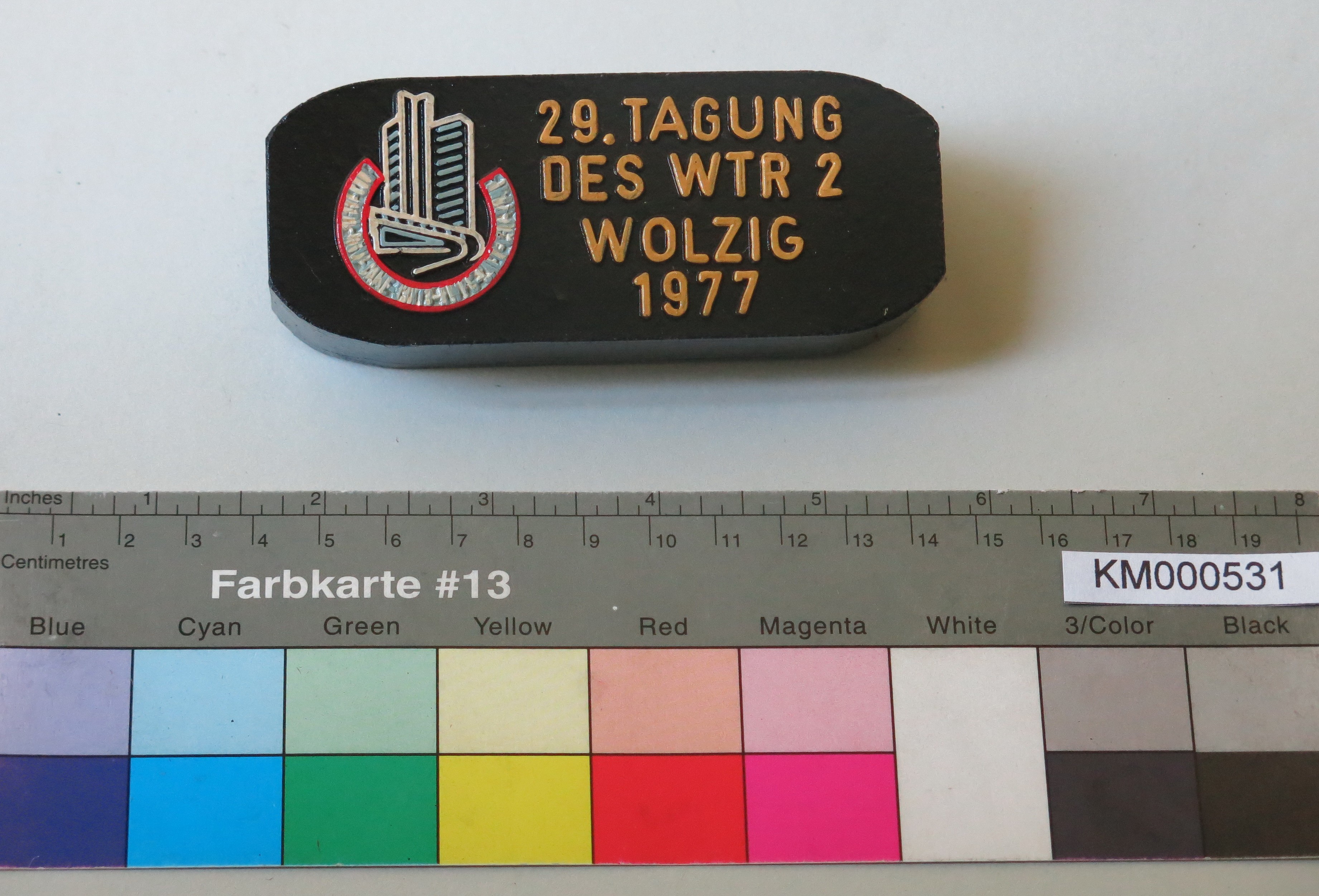 Zierbrikett "29. TAGUNG DES WTR 2 WOLZIG 1977" (Energiefabrik Knappenrode CC BY-SA)