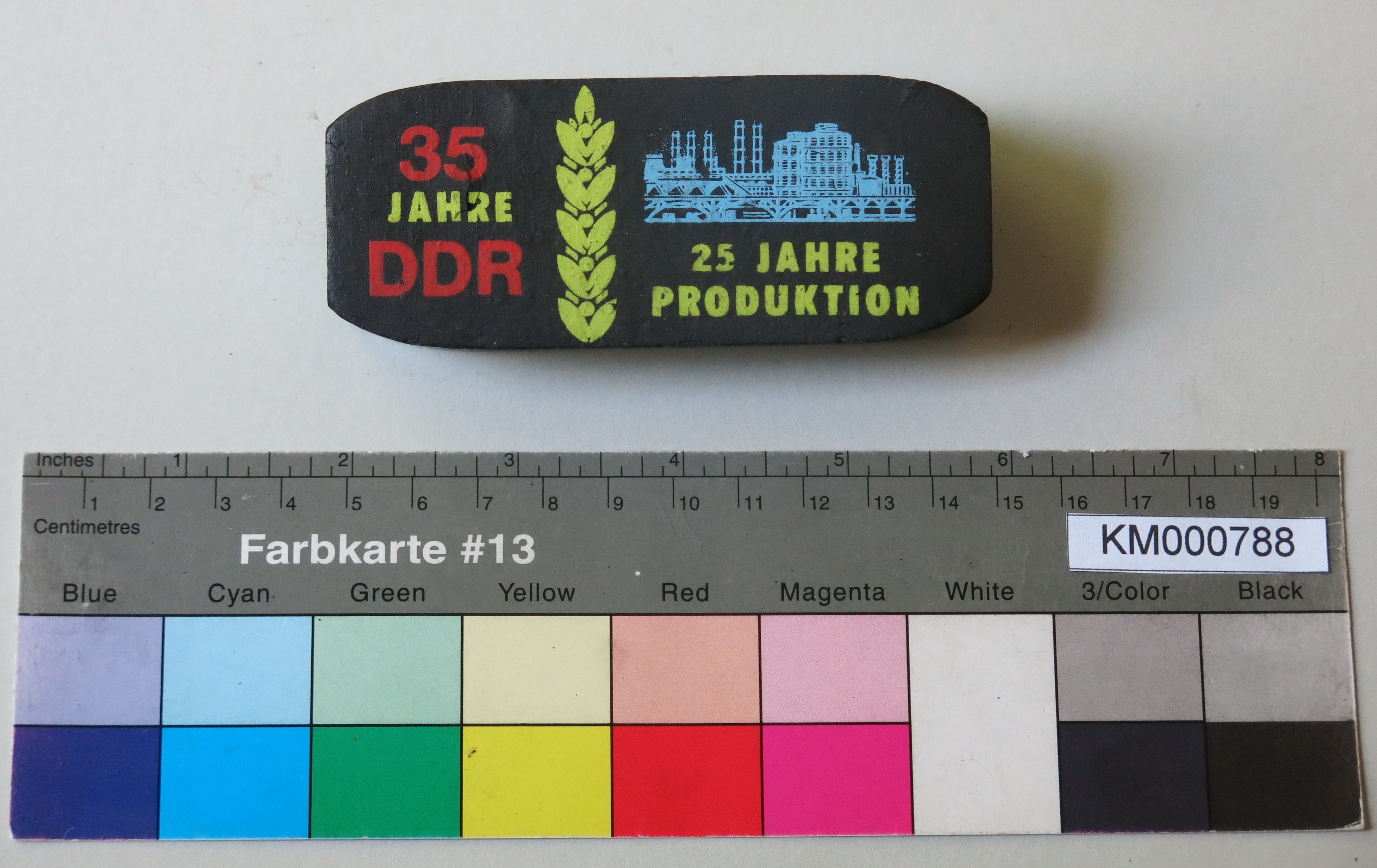 Zierbrikett "35 JAHRE DDR 25 JAHRE PRODUKTION" (Energiefabrik Knappenrode CC BY-SA)