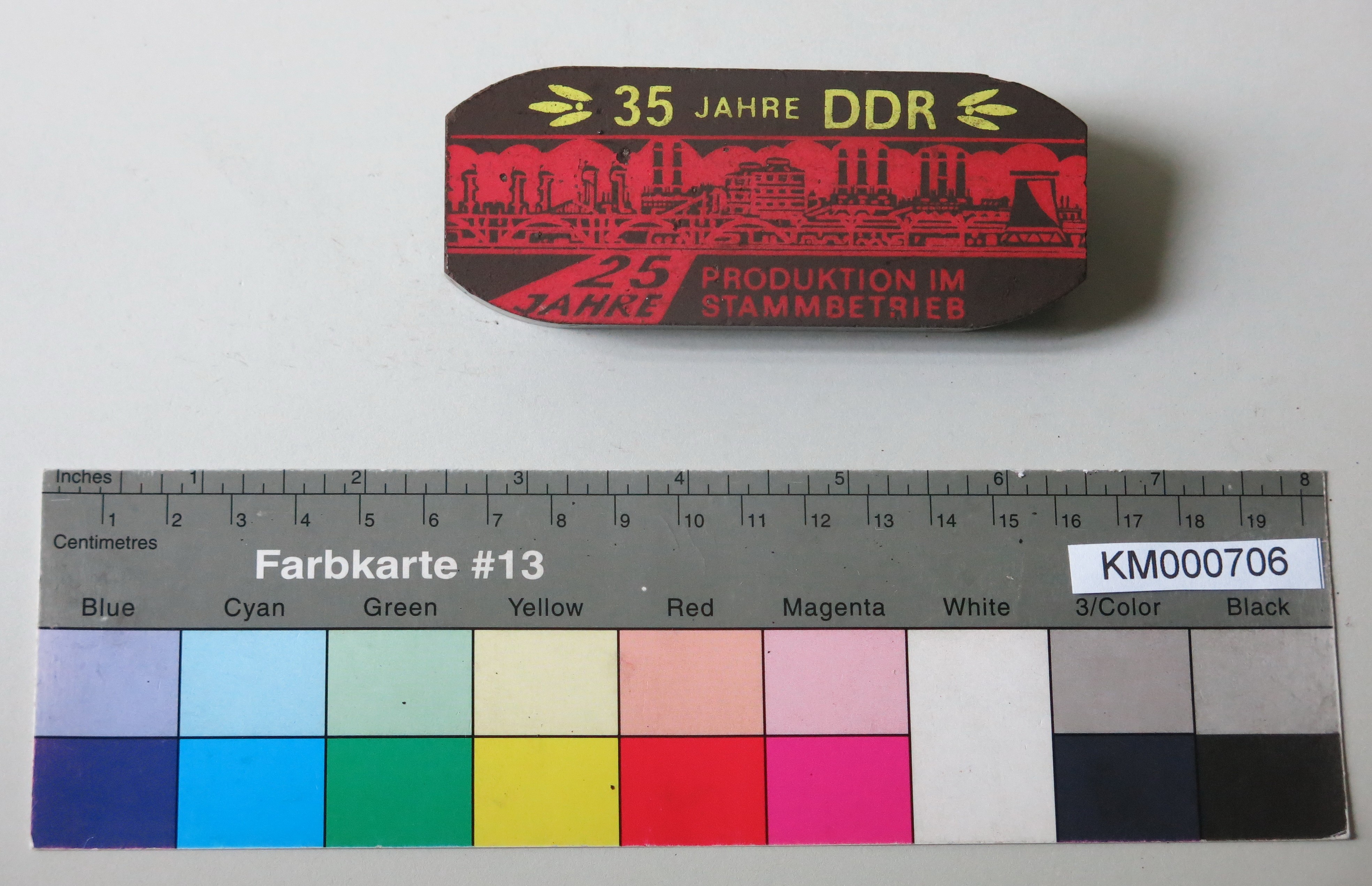 Zierbrikett "35 JAHRE DDR 25 JAHRE PRODUKTION IM STAMMBETRIEB" (Energiefabrik Knappenrode CC BY-SA)