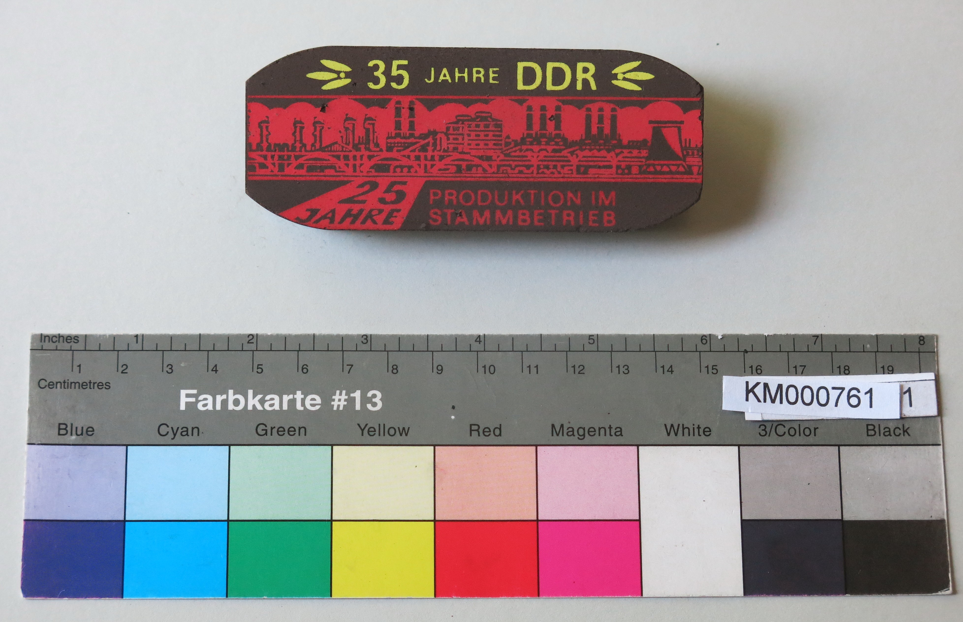 Zierbrikett "35 JAHRE DDR 25 JAHRE PRODUKTION IM STAMMBETRIEB" (Energiefabrik Knappenrode CC BY-SA)