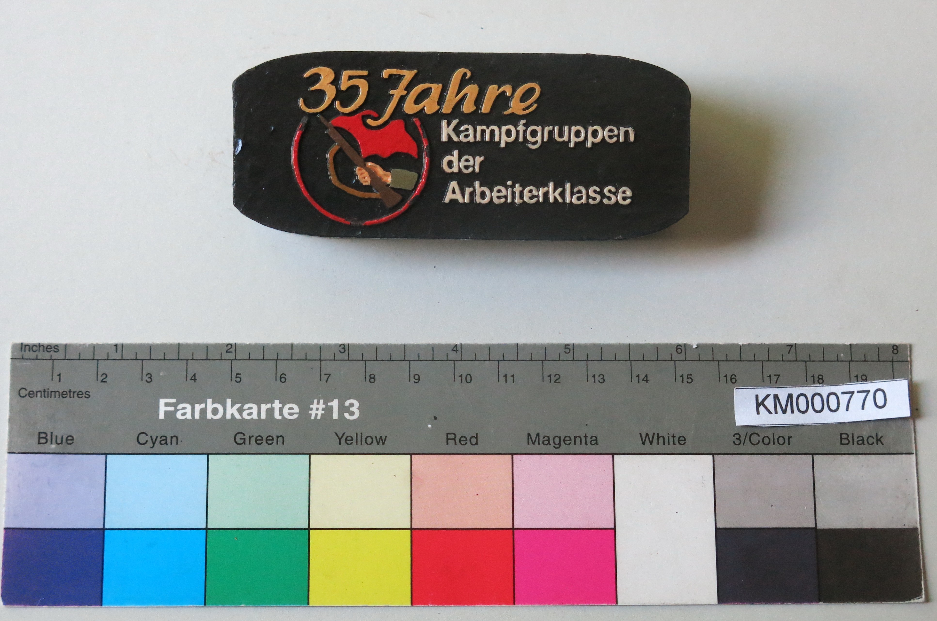 Zierbrikett "35 Jahre Kampfgruppen der Arbeiterklasse" (Energiefabrik Knappenrode CC BY-SA)