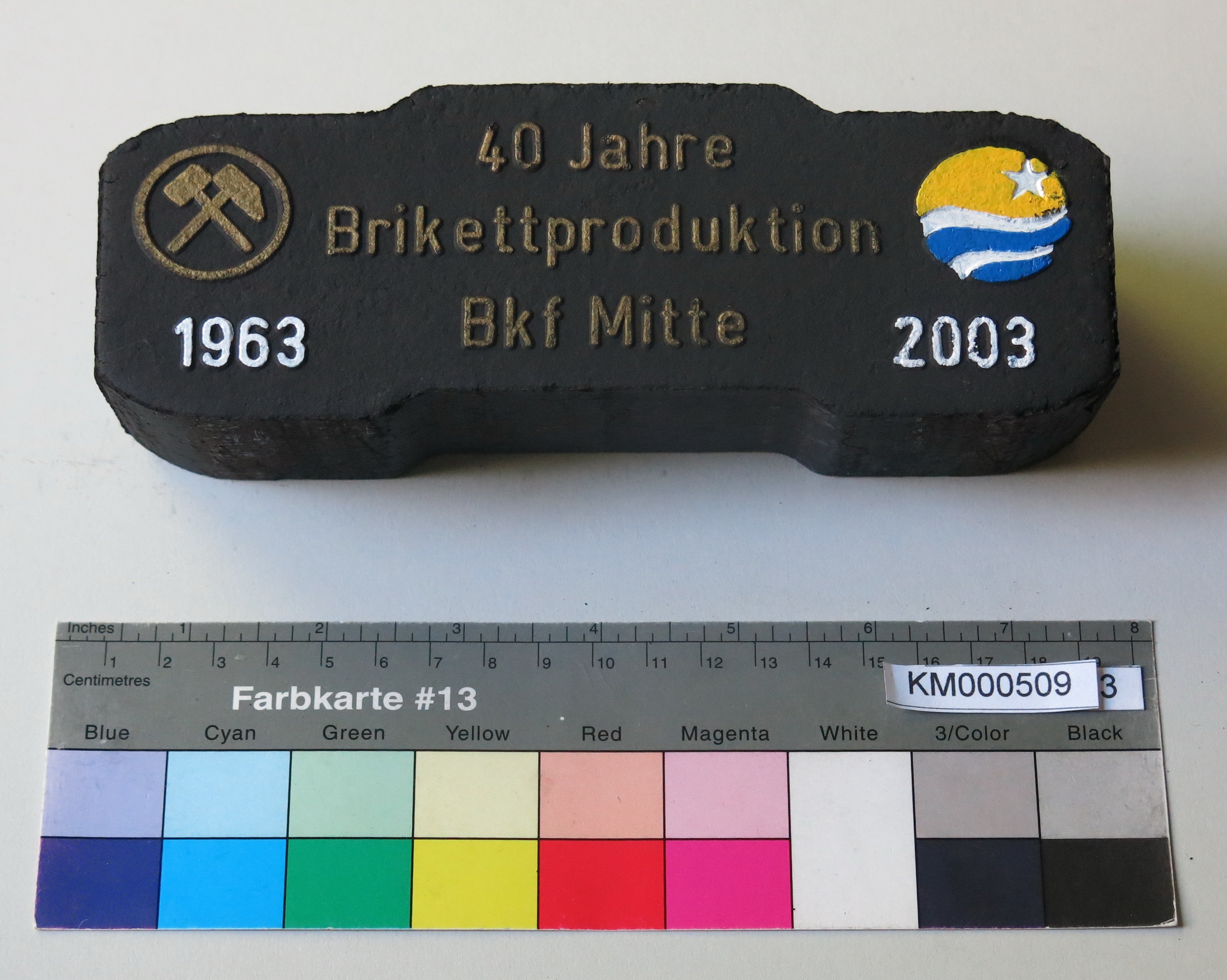 Zierbrikett "40 Jahre Brikettfabrikation Bfk Mitte 1963 2003" (Energiefabrik Knappenrode CC BY-SA)