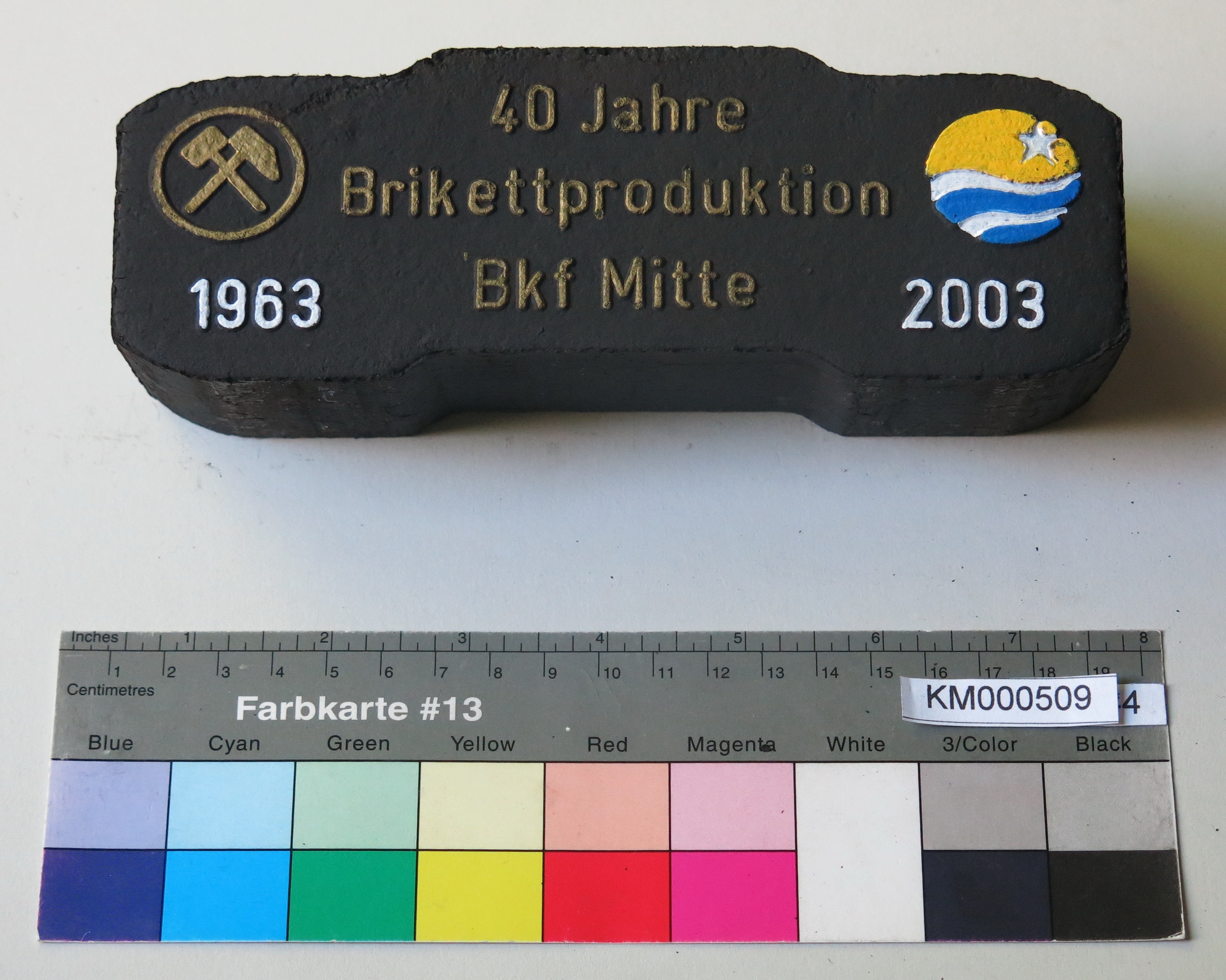 Zierbrikett "40 Jahre Brikettfabrikation Bfk Mitte 1963 2003" (Energiefabrik Knappenrode CC BY-SA)