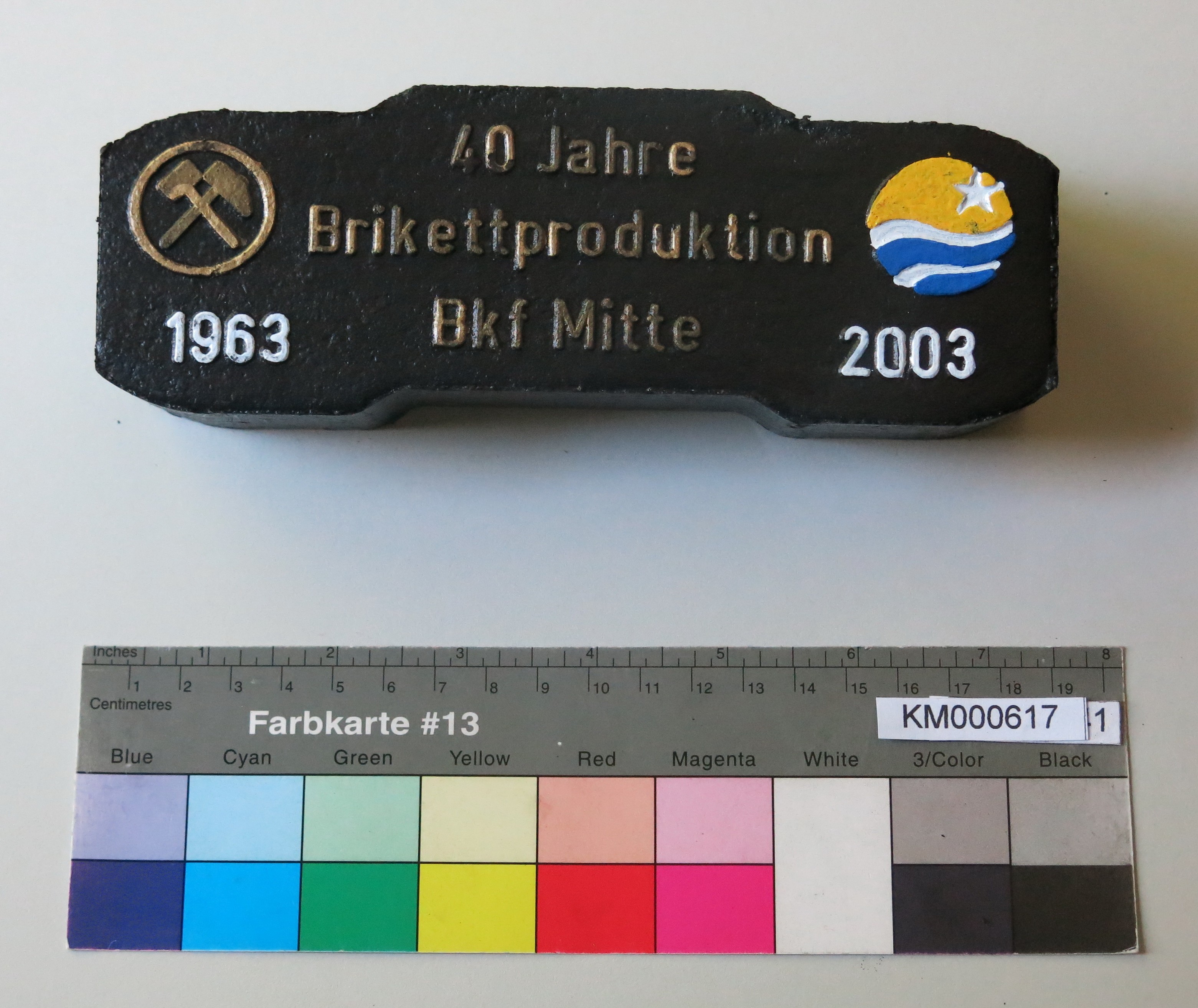 Zierbrikett "40 Jahre Brikettfabrikation Bkf Mitte 1963 2003" (Energiefabrik Knappenrode CC BY-SA)