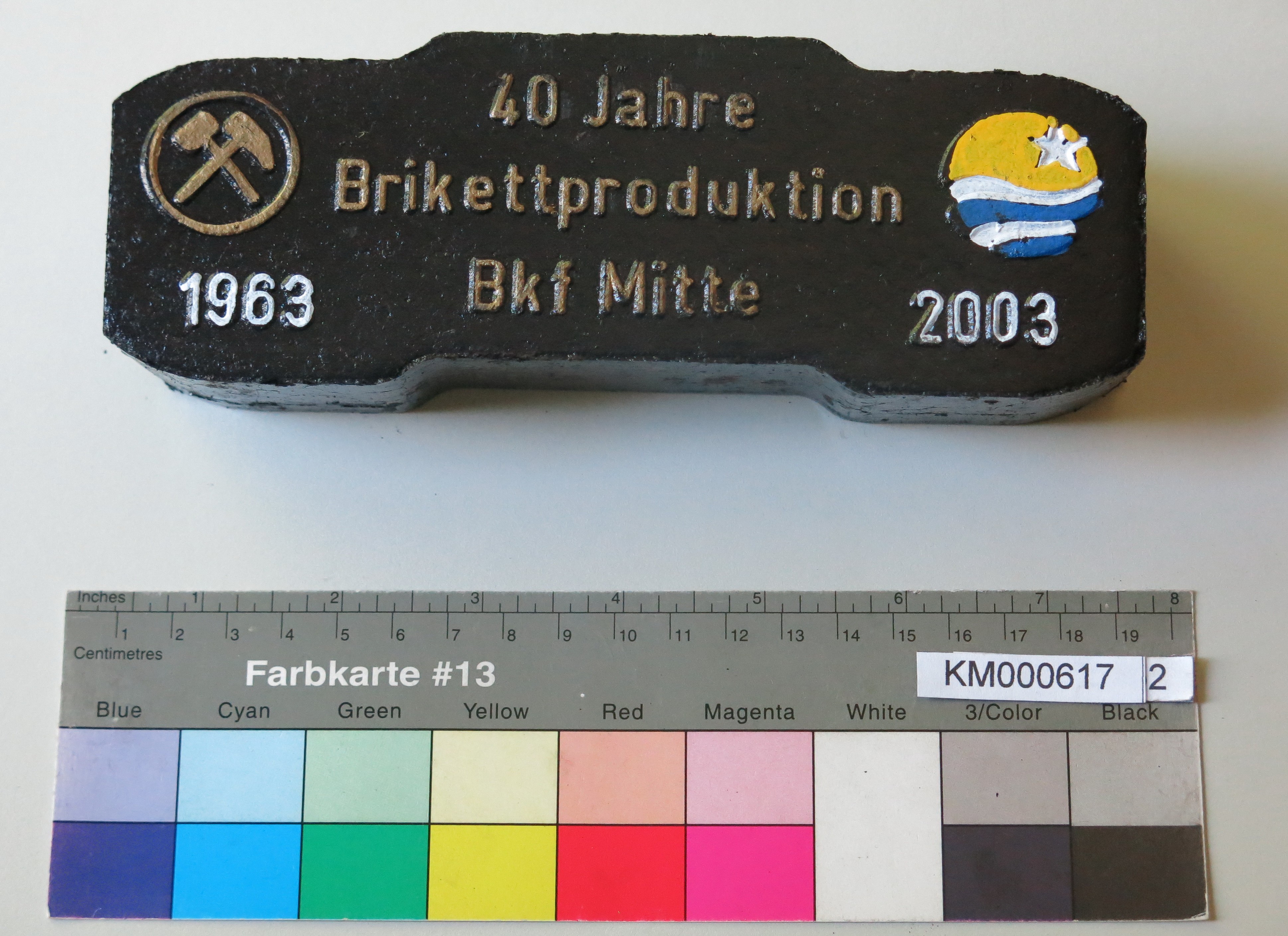 Zierbrikett "40 Jahre Brikettfabrikation Bkf Mitte 1963 2003" (Energiefabrik Knappenrode CC BY-SA)