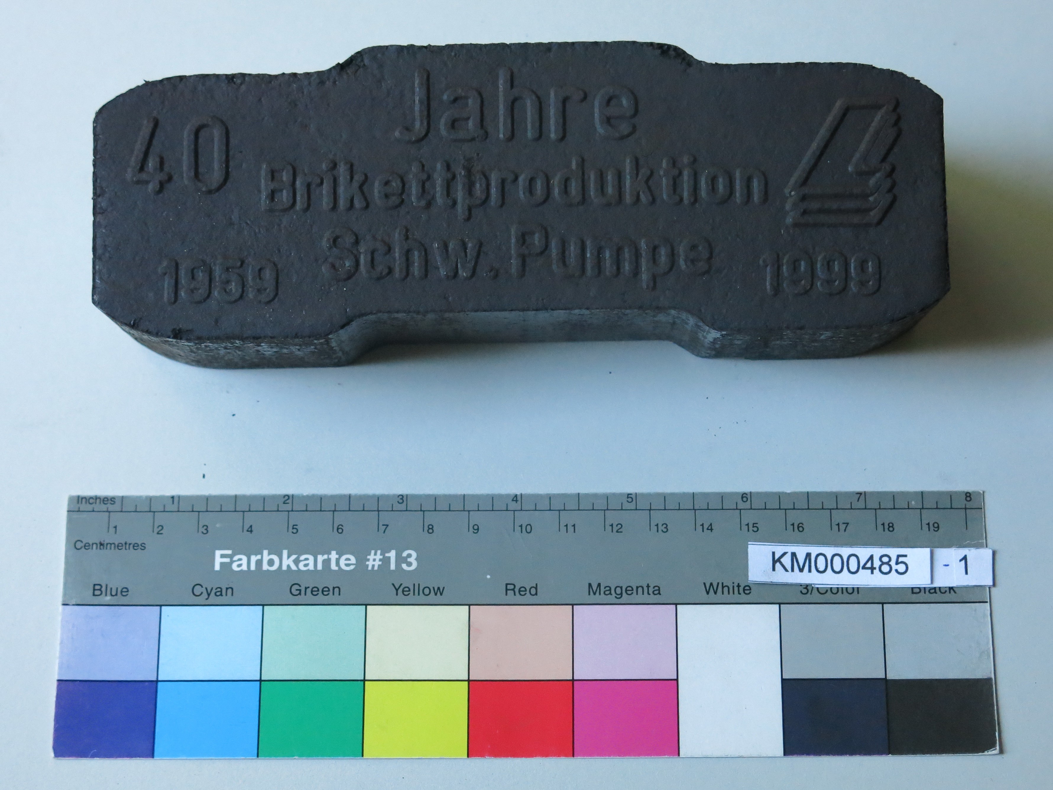 Zierbrikett "40 Jahre Brikettproduktion Schw. Pumpe 1959-1999" (Energiefabrik Knappenrode CC BY-SA)