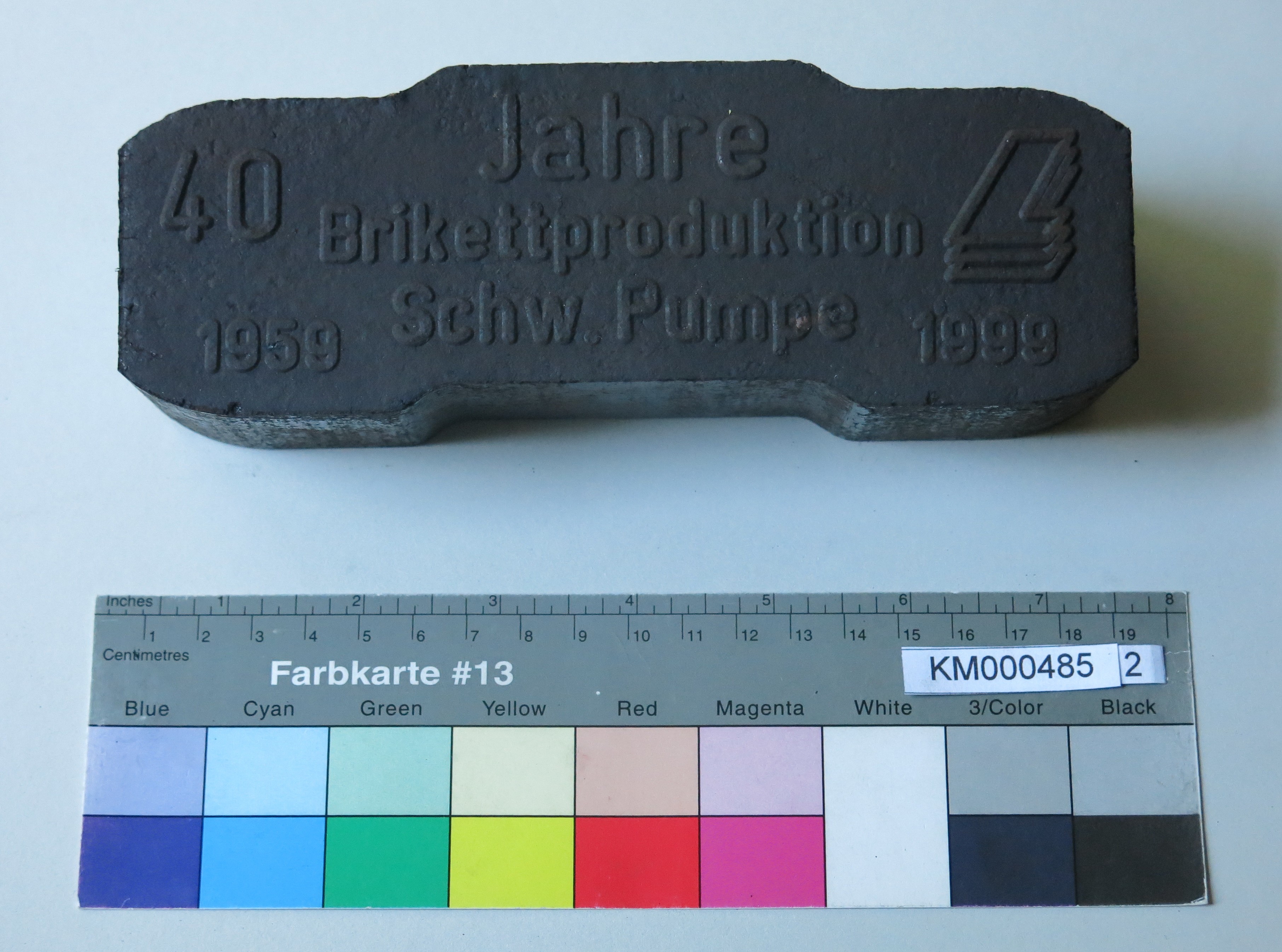 Zierbrikett "40 Jahre Brikettproduktion Schw. Pumpe 1959-1999" (Energiefabrik Knappenrode CC BY-SA)