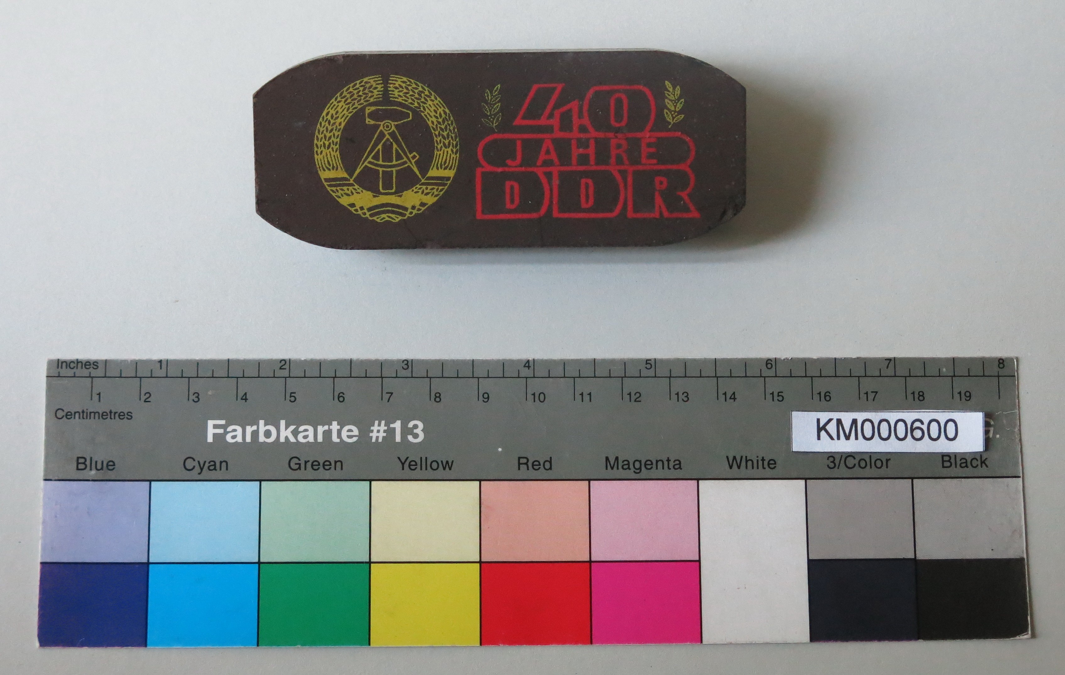Zierbrikett "40 JAHRE DDR" (Energiefabrik Knappenrode CC BY-SA)