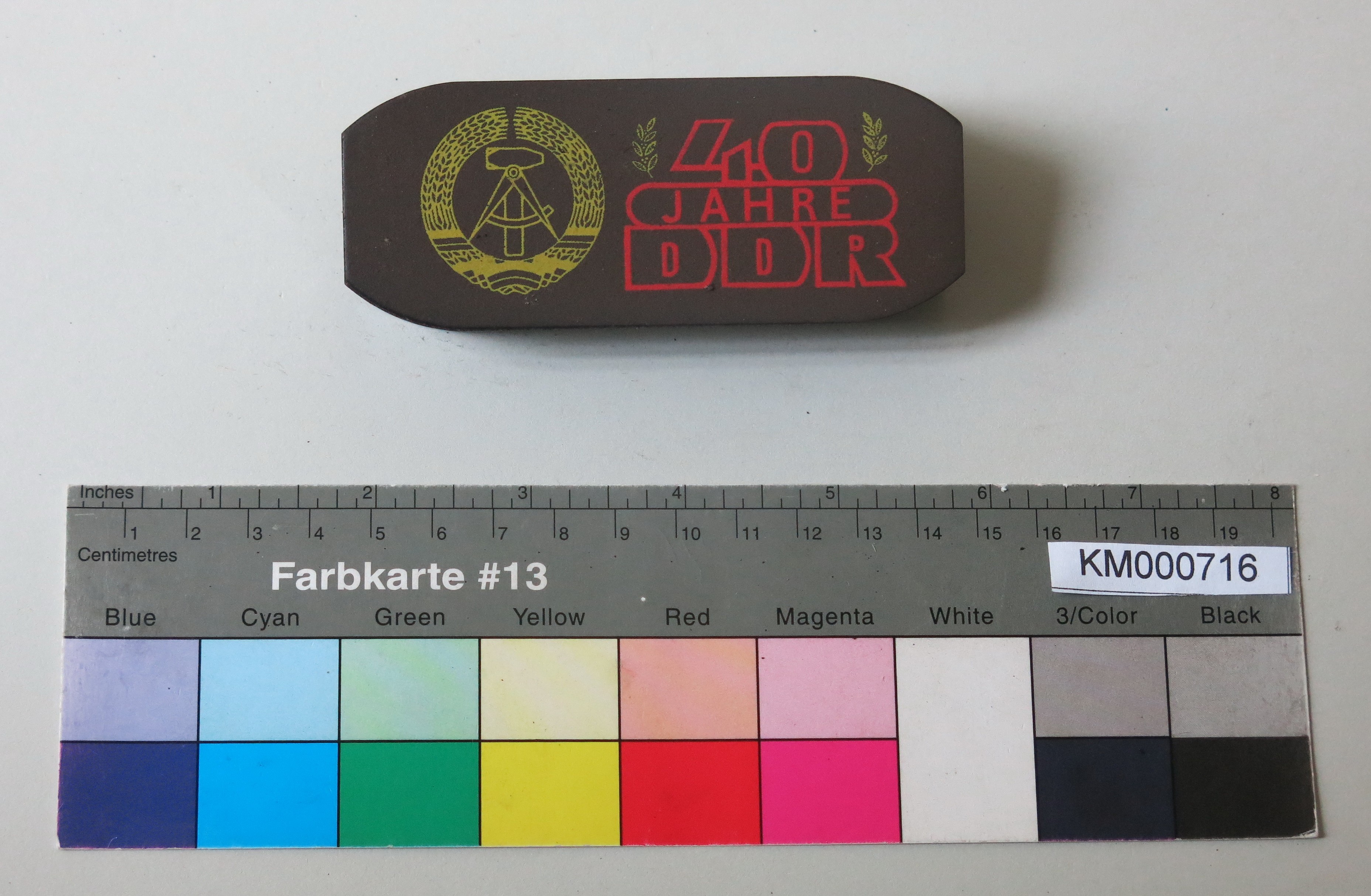 Zierbrikett "40 JAHRE DDR" (Energiefabrik Knappenrode CC BY-SA)