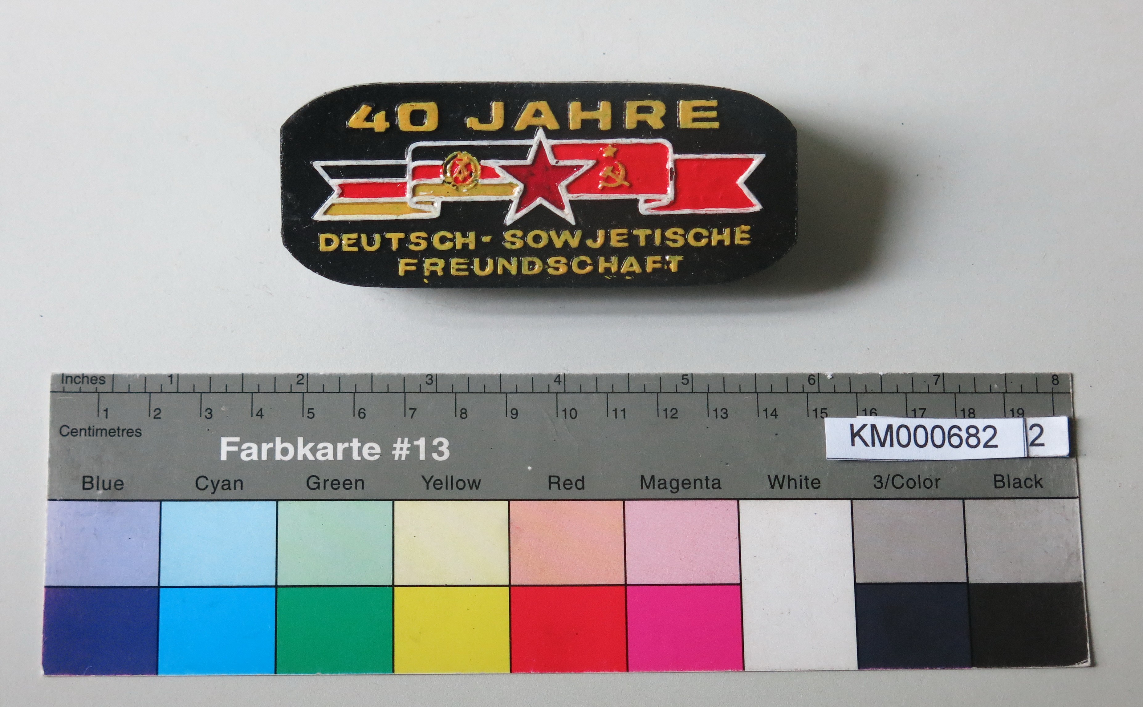 Zierbrikett "40 JAHRE DEUTSCH-SOWJETISCHE FREUNDSCHAFT " (Energiefabrik Knappenrode CC BY-SA)