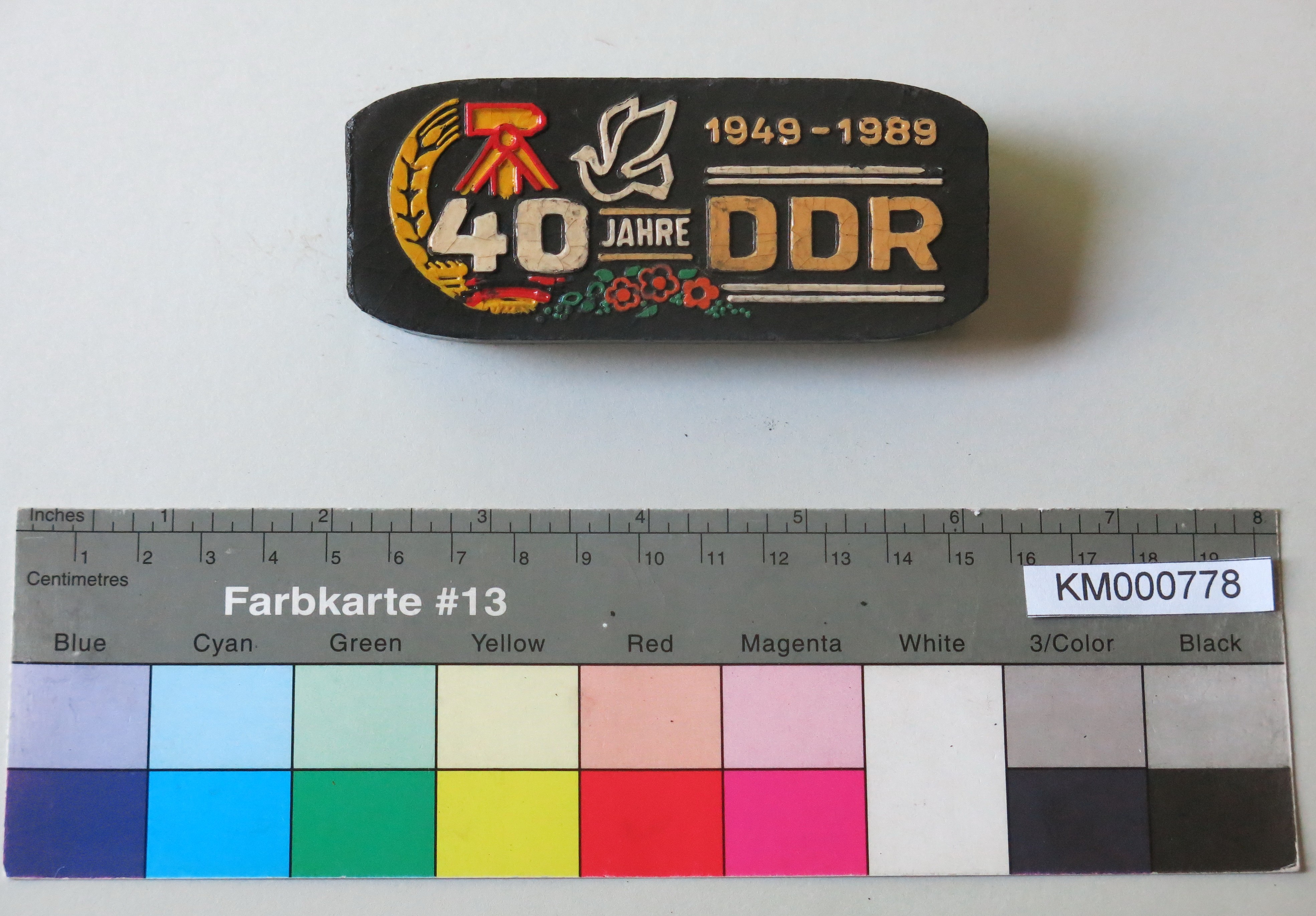 Zierbrikett " 40 JAHRE DDR 1949-1989" (Energiefabrik Knappenrode CC BY-SA)