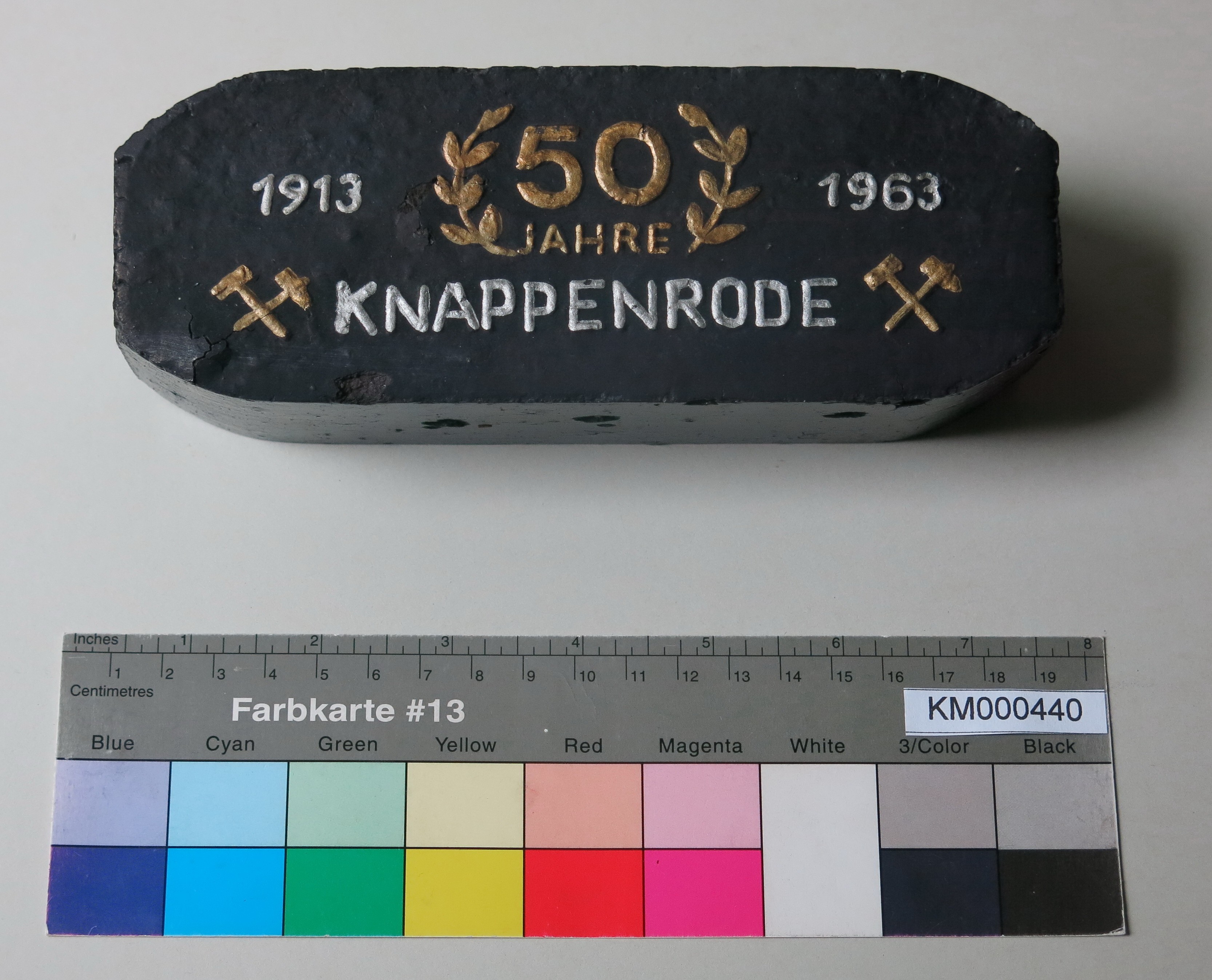 Zierbrikett "'50 JAHRE' KNAPPENRODE" (Energiefabrik Knappenrode CC BY-SA)