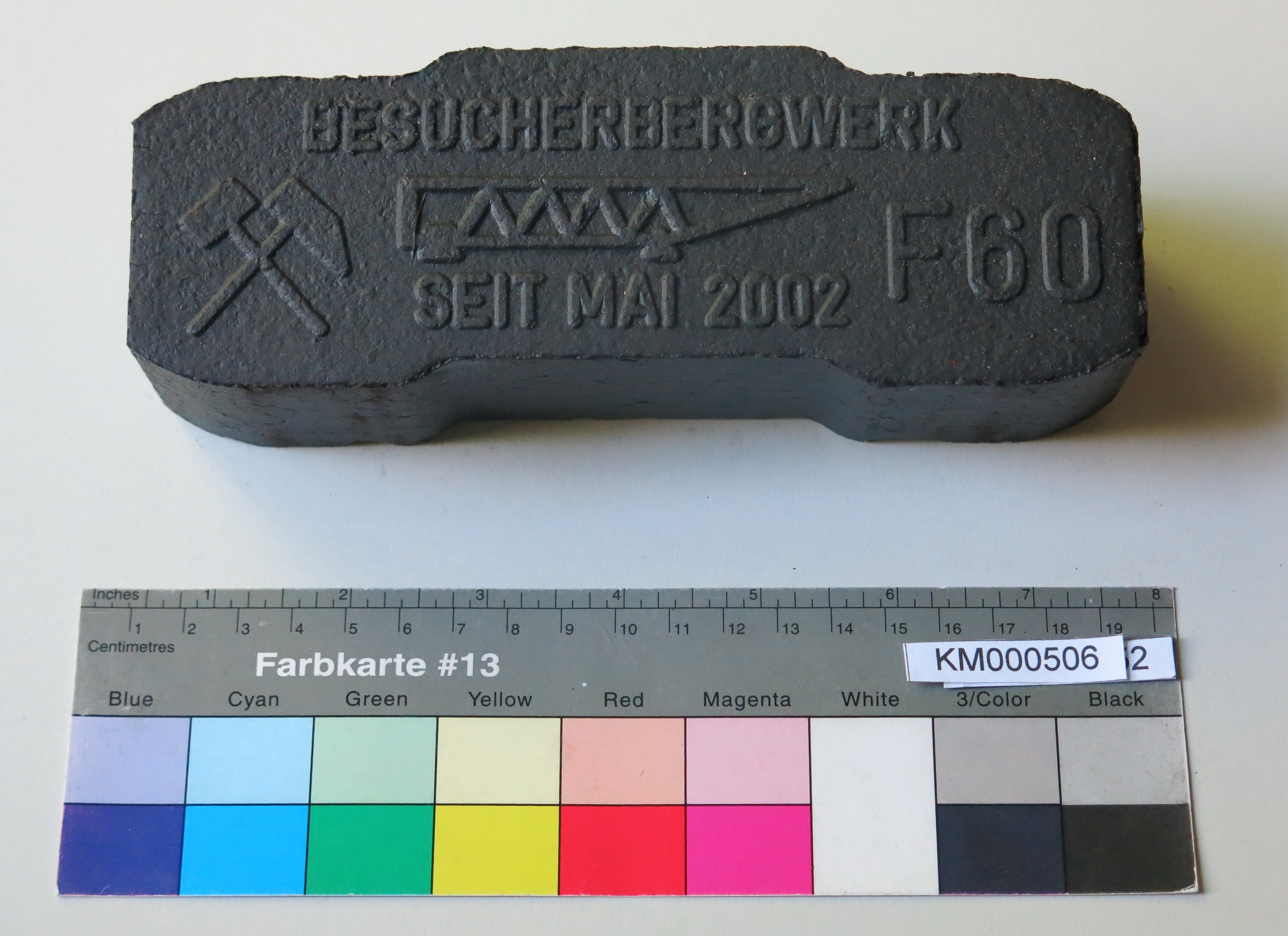 Zierbrikett "BESUCHERBERGWERK F60 SEIT MAI 2002" (Energiefabrik Knappenrode CC BY-SA)