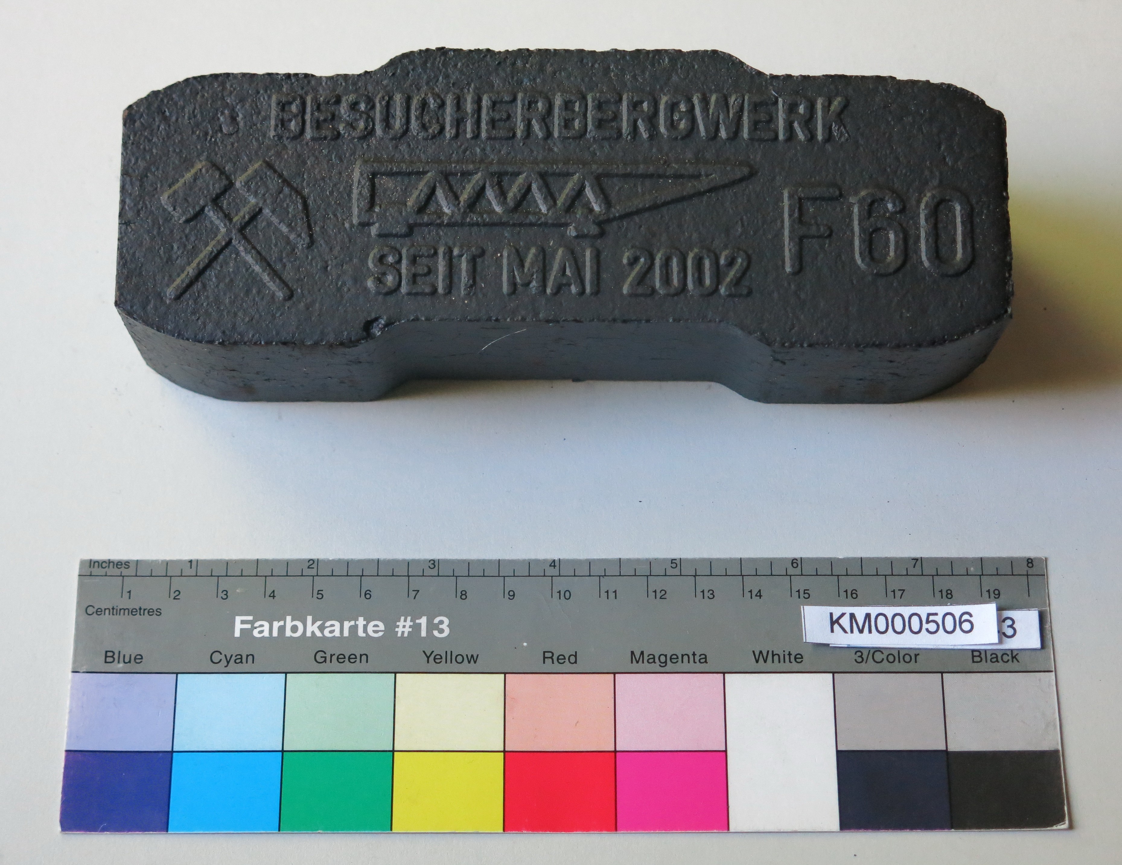 Zierbrikett "BESUCHERBERGWERK F60 SEIT MAI 2002" (Energiefabrik Knappenrode CC BY-SA)