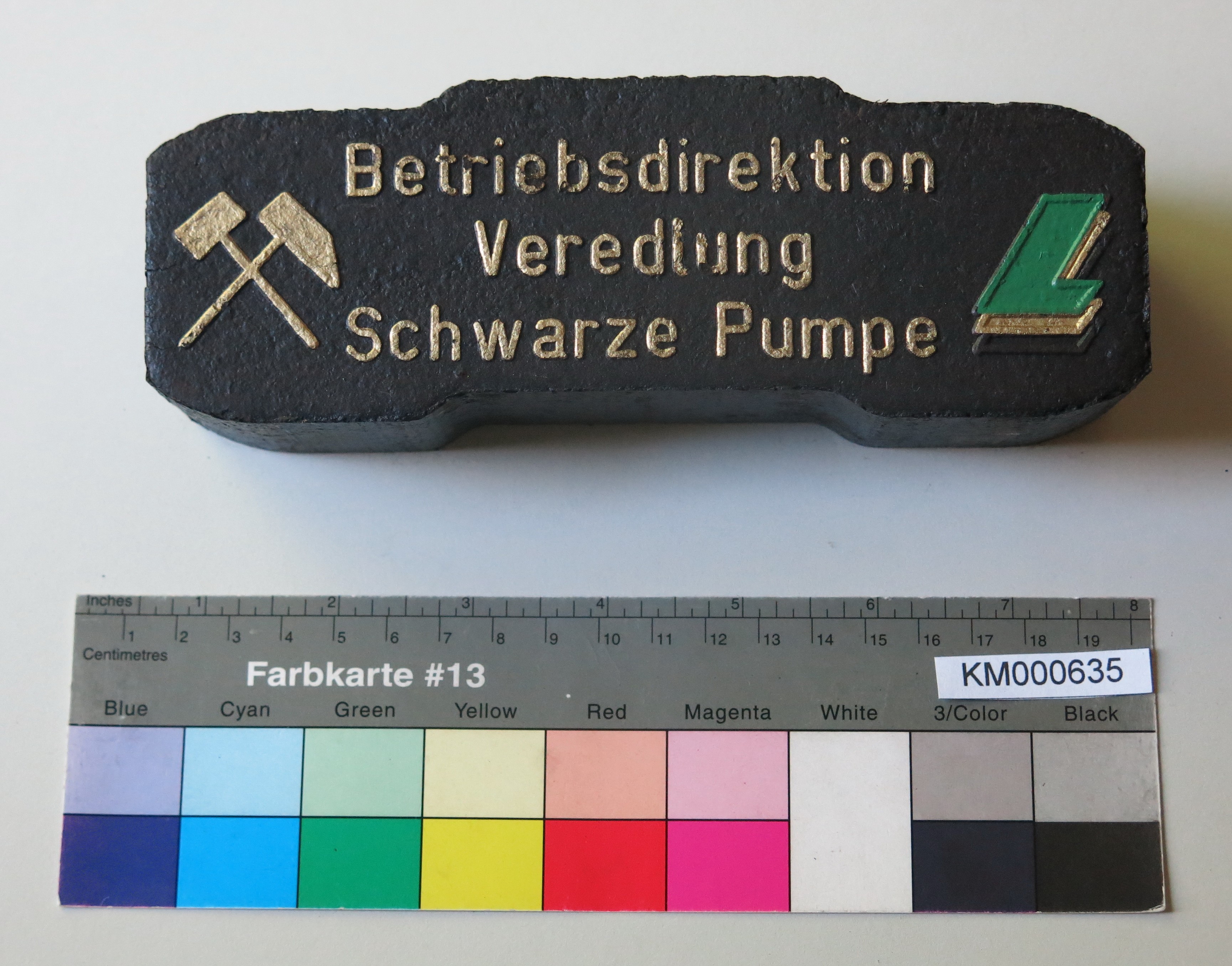 Zierbrikett "Betriebsdirektion Veredlung Schwarze Pumpe" (Energiefabrik Knappenrode CC BY-SA)