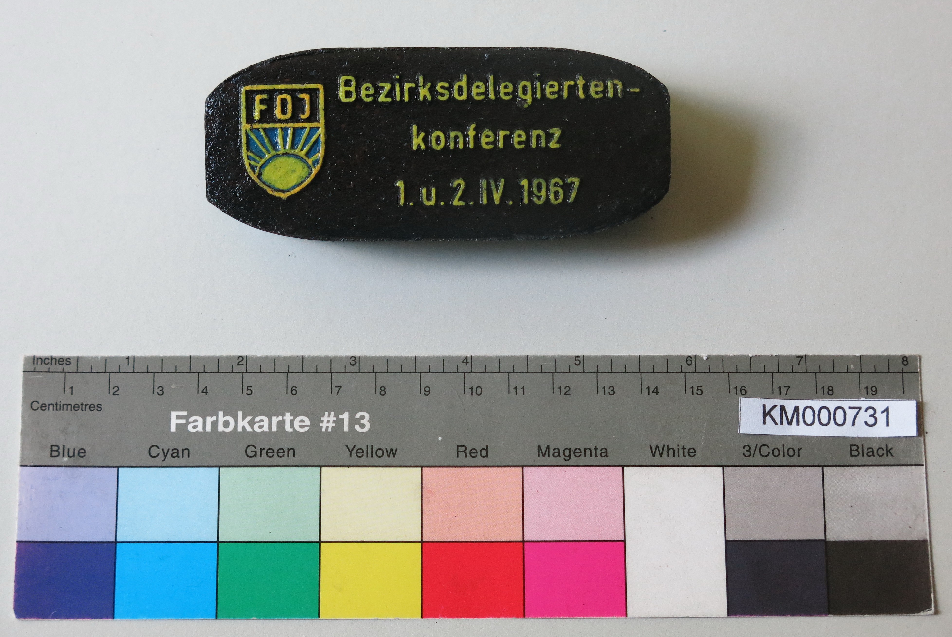 Zierbrikett "Bezirksdelegiertenkonferenz 1. u. 2. IV. 1967" (Energiefabrik Knappenrode CC BY-SA)