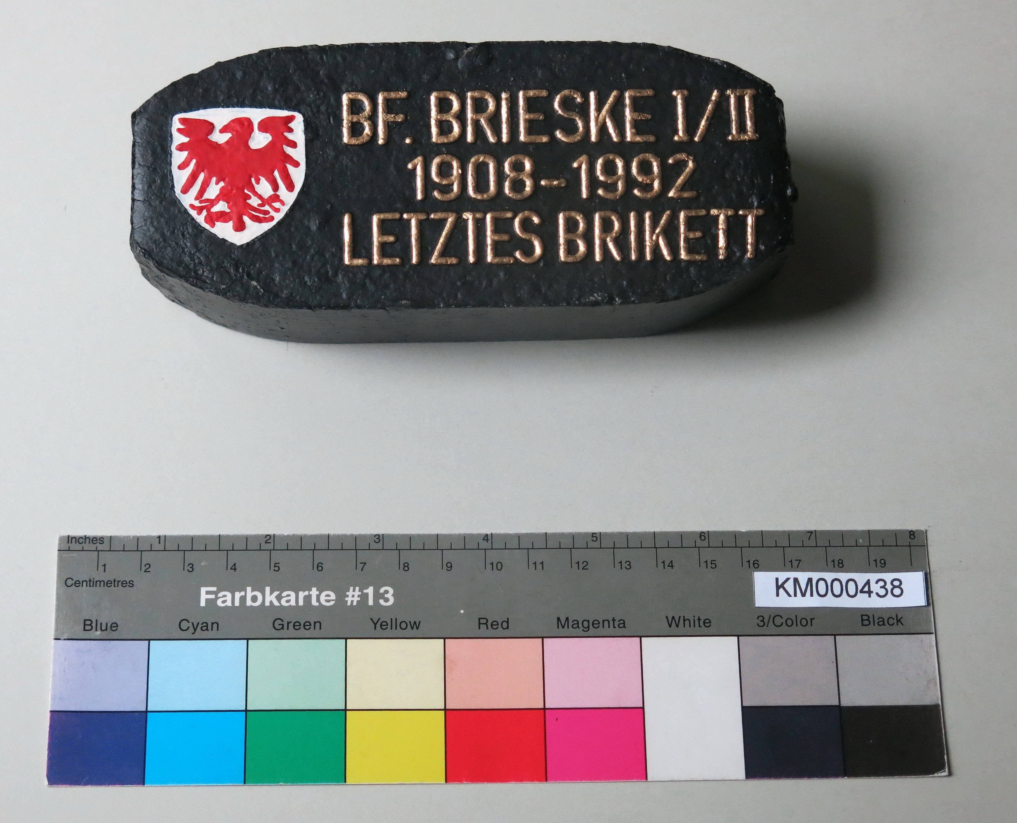 Zierbrikett "BF: BRIESKE I/II 1908-1992 LETZTES BRIKETT" (Energiefabrik Knappenrode CC BY-SA)