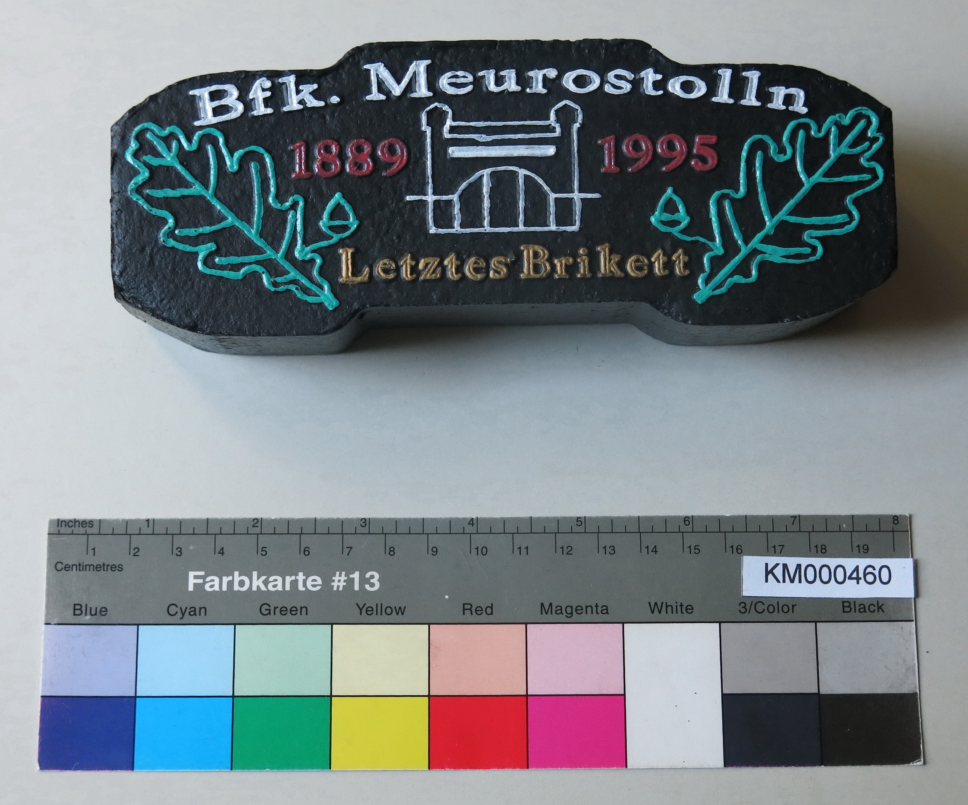 Zierbrikett "Bfk. Meurostolln 1889 1995 Letztes Brikett" (Energiefabrik Knappenrode CC BY-SA)