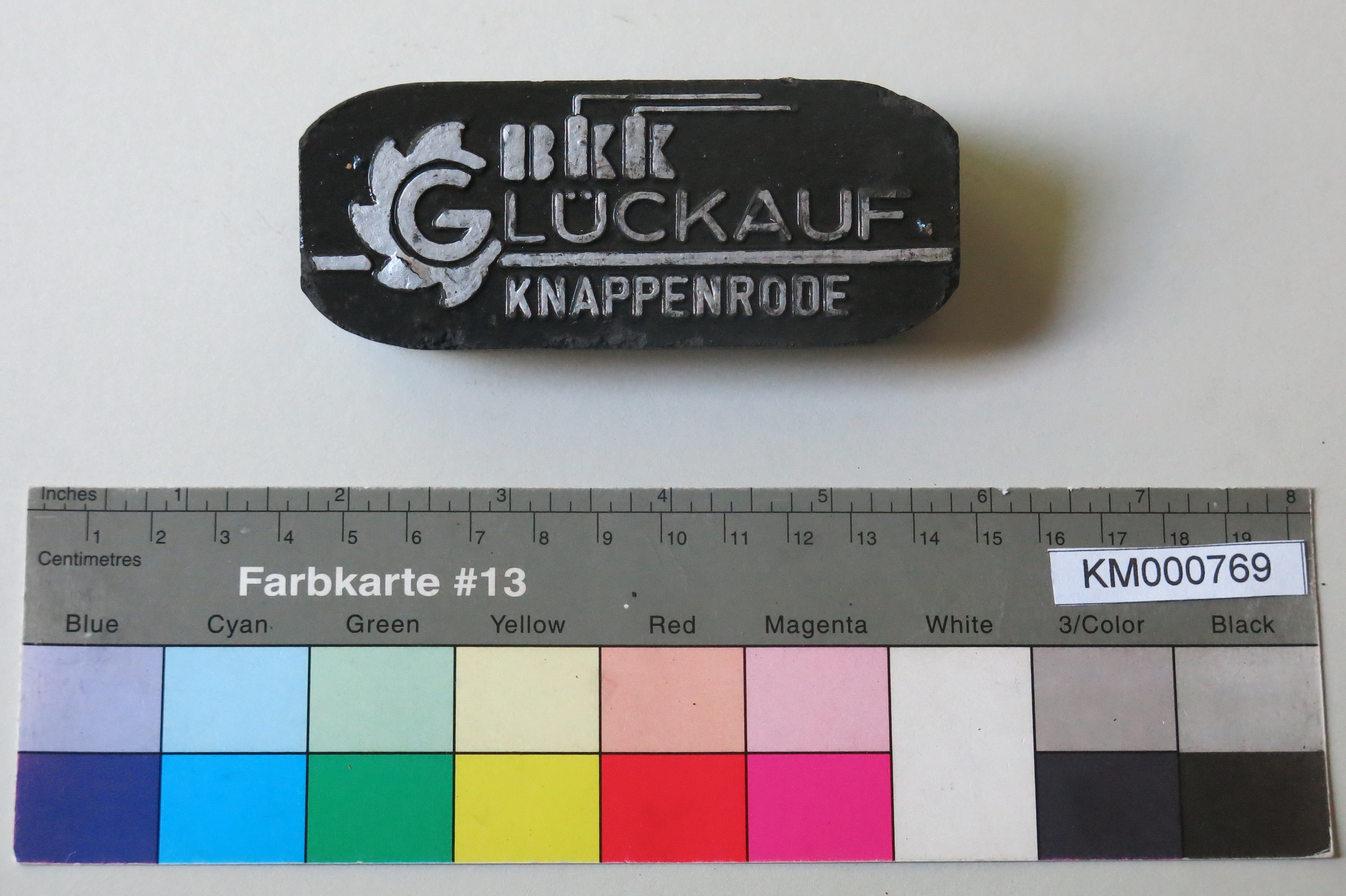 Zierbrikett "BKK GLÜCKAUF KNAPPENRODE" (Energiefabrik Knappenrode CC BY-SA)