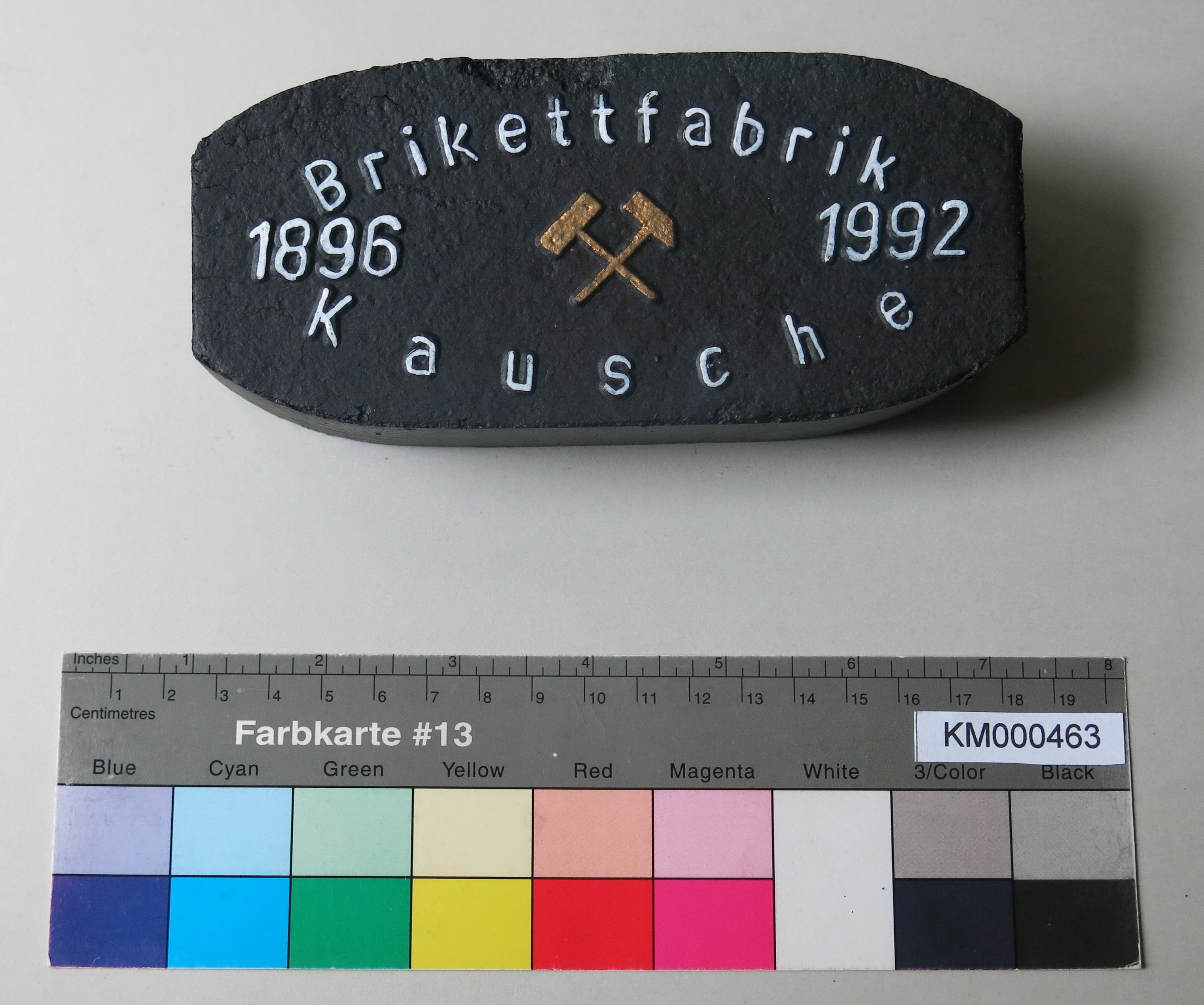 Zierbrikett "BRIKETTFABRIK 1896 1992 Kausche" (Energiefabrik Knappenrode CC BY-SA)