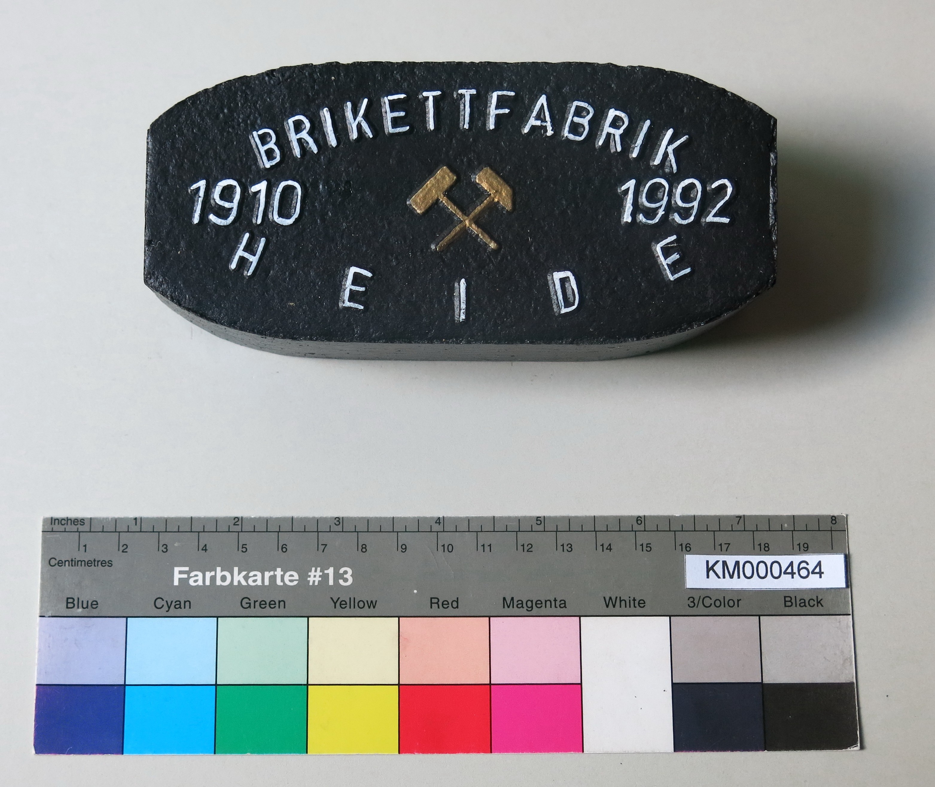Zierbrikett "BRIKETTFABRIK 1910 1992 HEIDE" (Energiefabrik Knappenrode CC BY-SA)